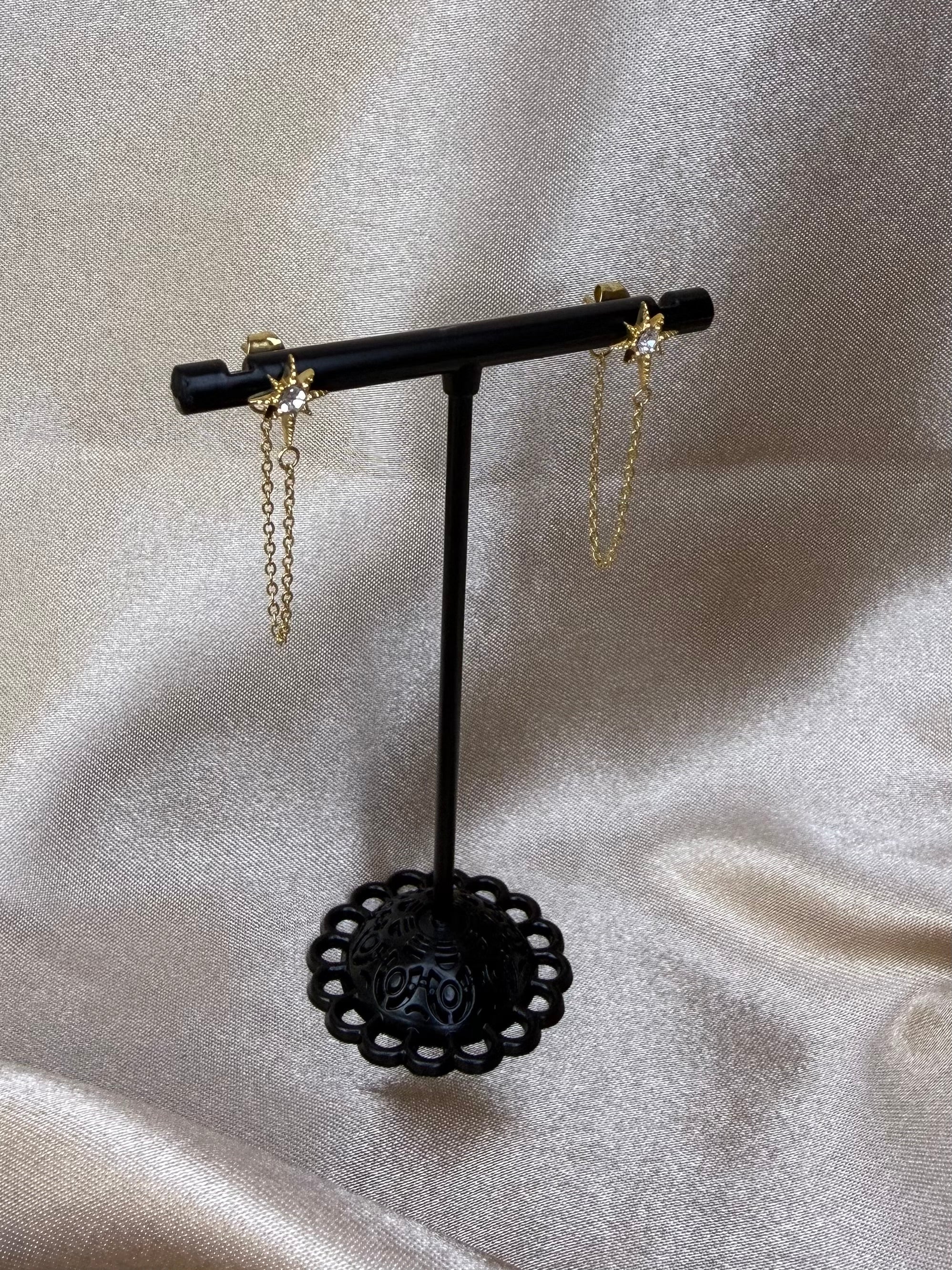 Boucles d’oreilles étoile en acier doré avec oxyde de zirconium