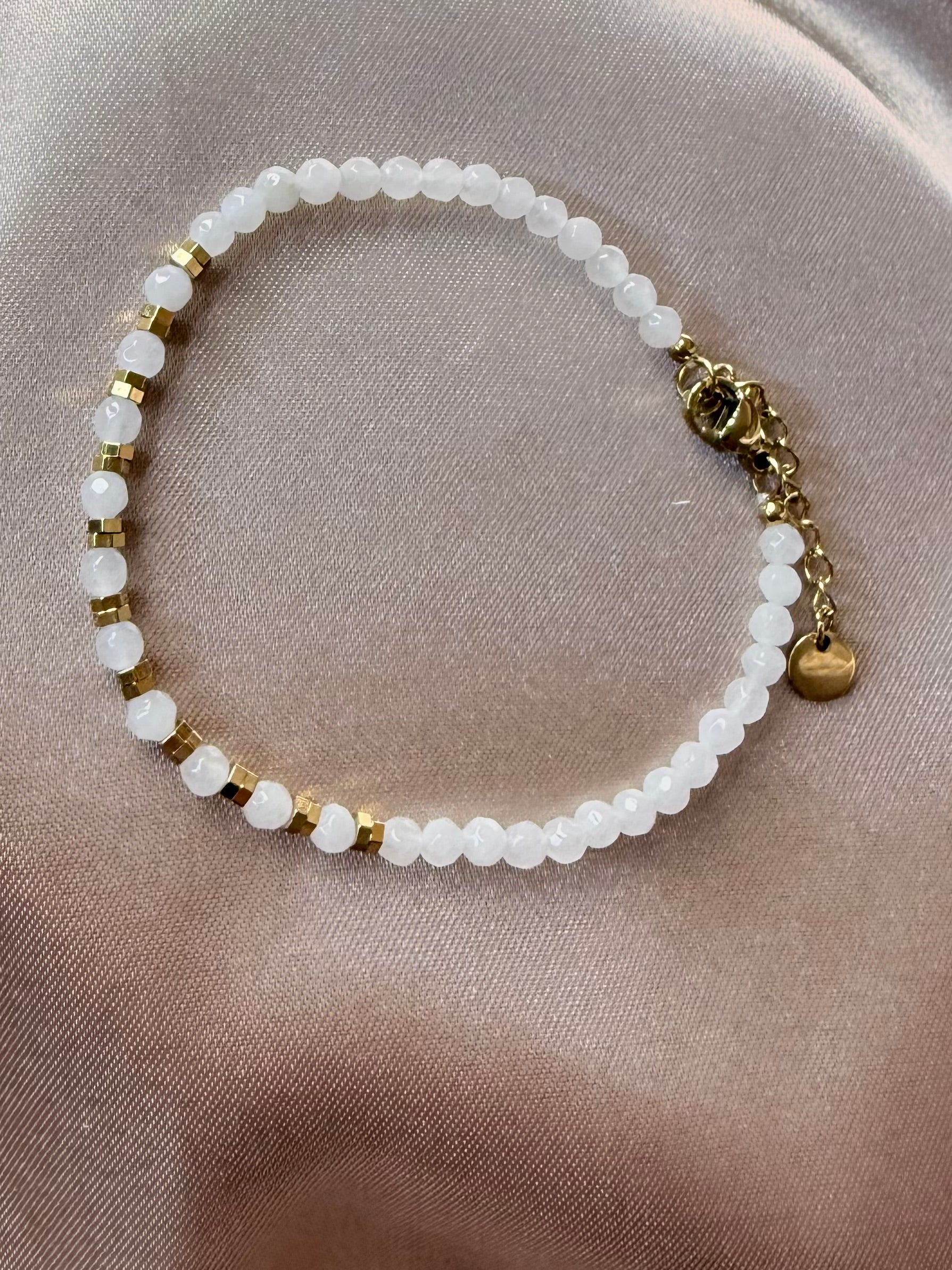 Bracelet en acier inoxydable doré avec perles blanches