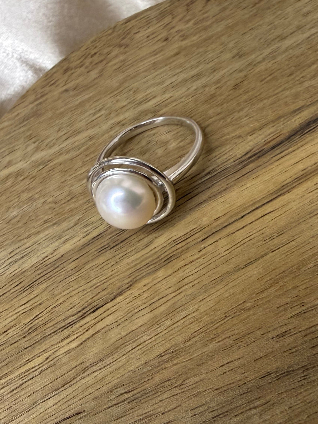 Bague ronde ajourée en argent rhodié avec perles de culture d’eau douce