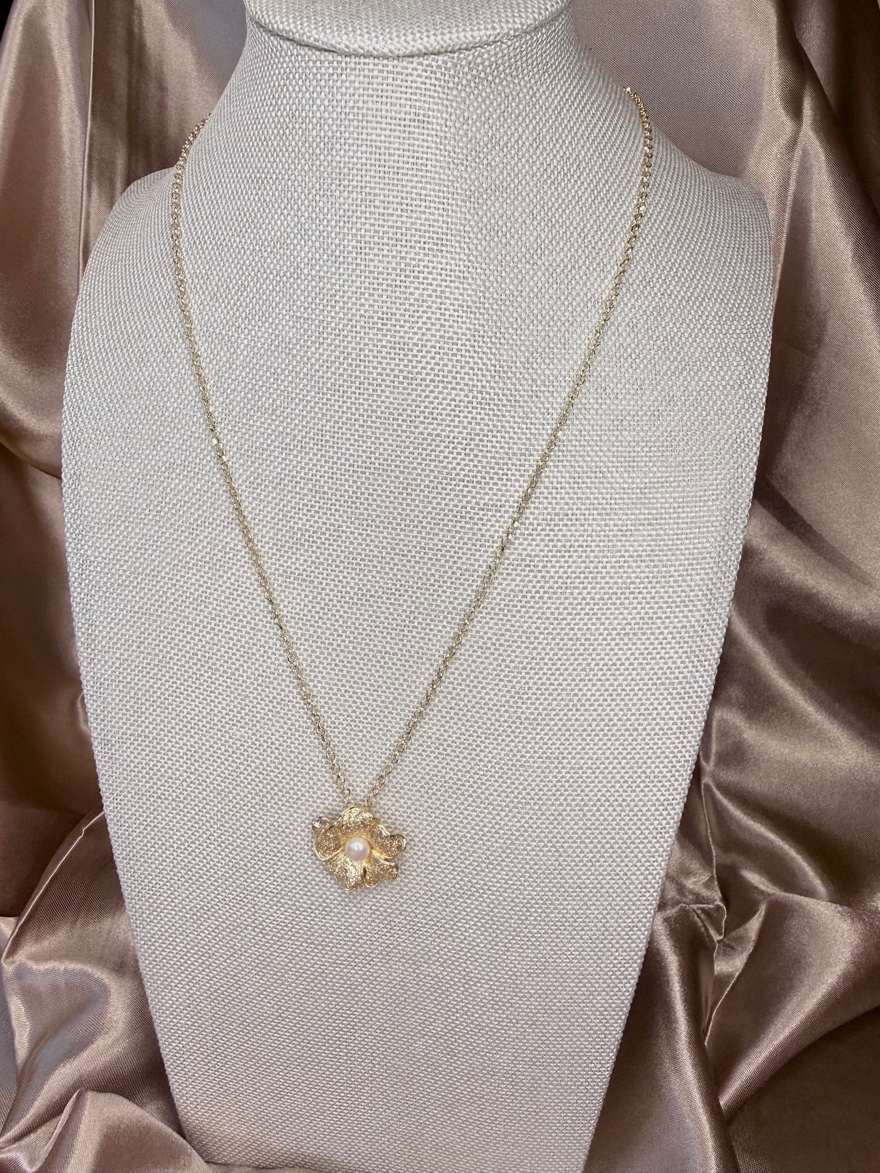 Collier pendentif fleur et perle de culture d’eau douce