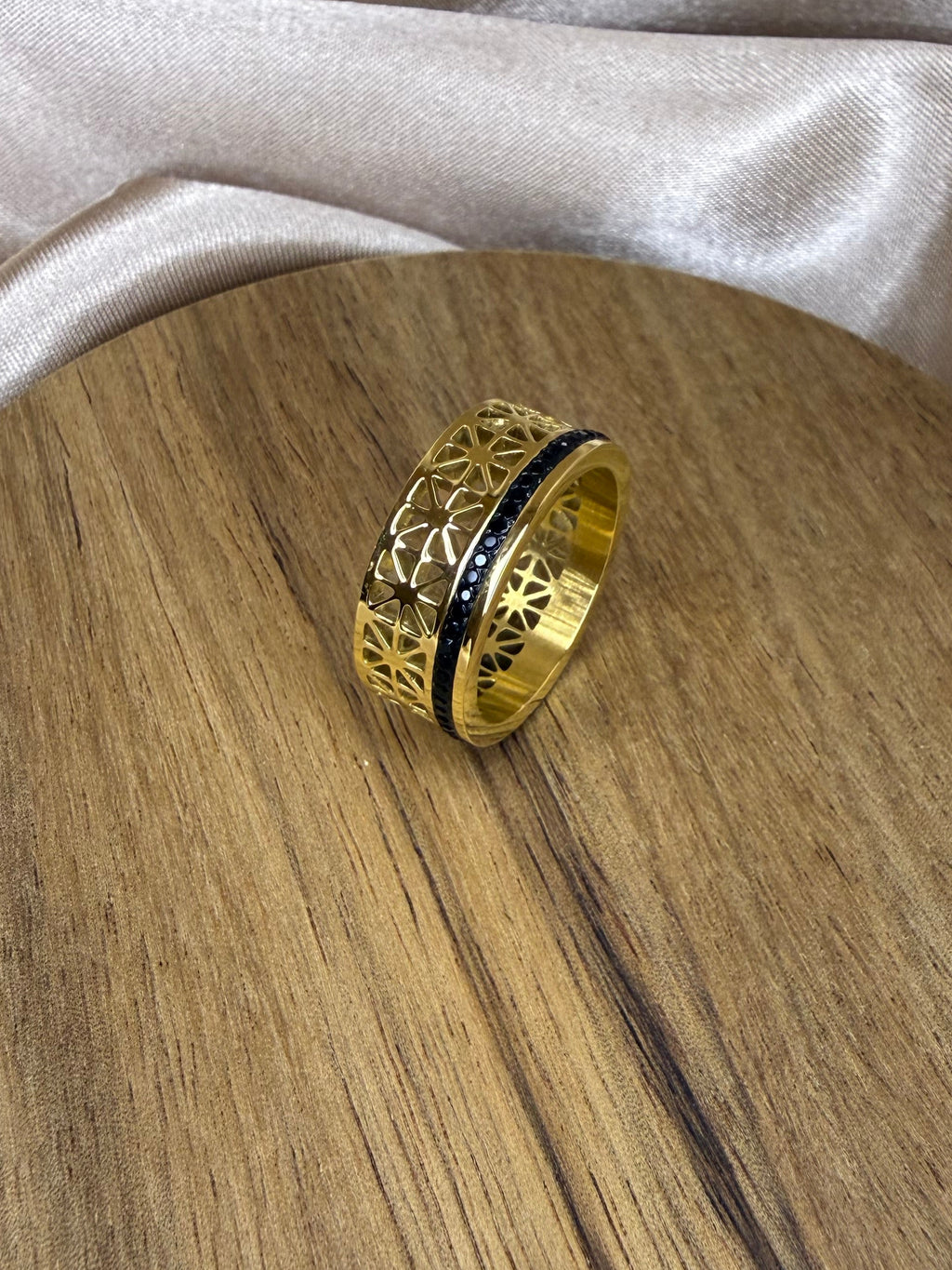 Bague en acier doré avec cristaux noirs