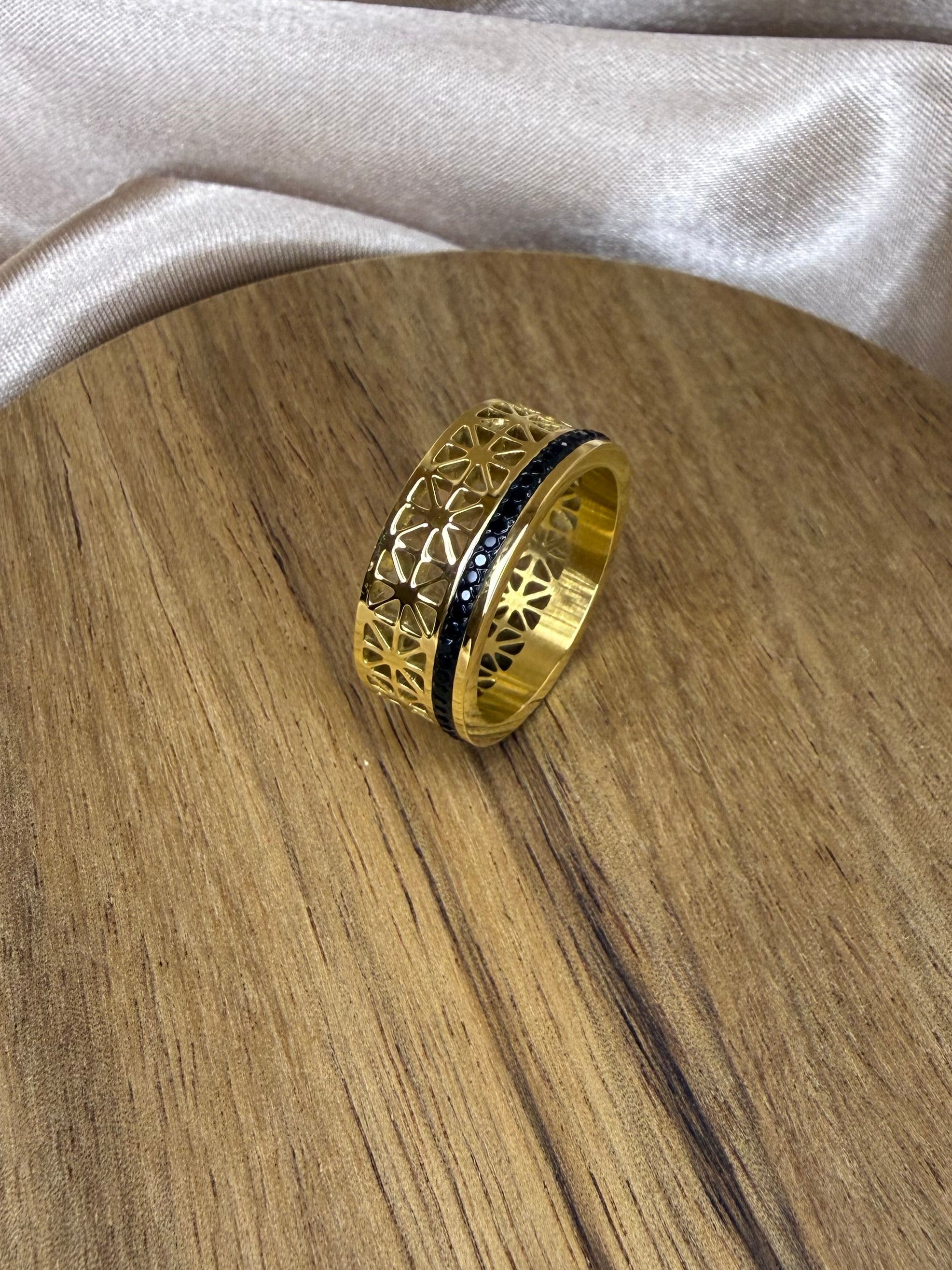 Bague en acier doré avec cristaux noirs