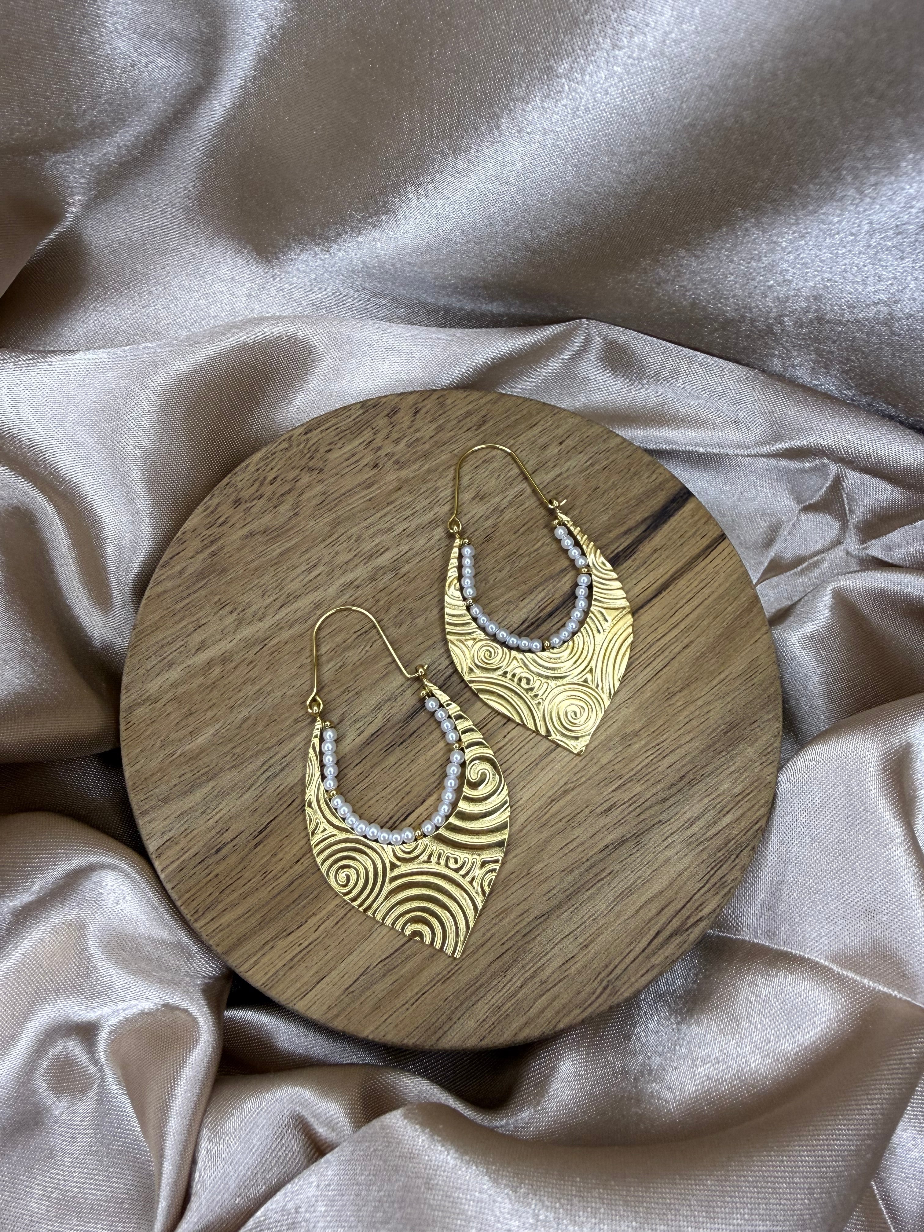 Boucles d'oreilles spirale entouré de perles blanches