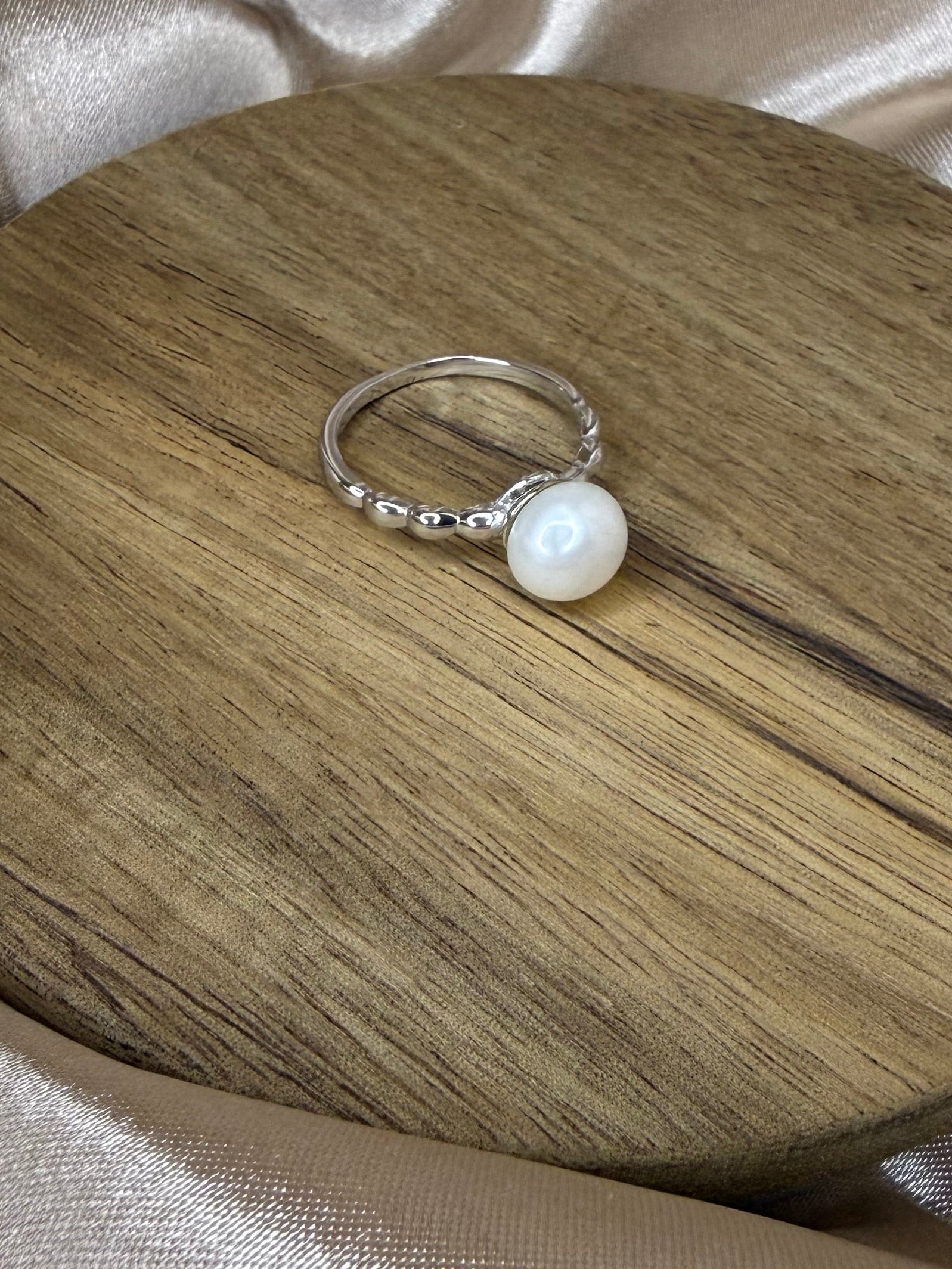 Bague en argent rhodié avec perle de culture d’eau douce