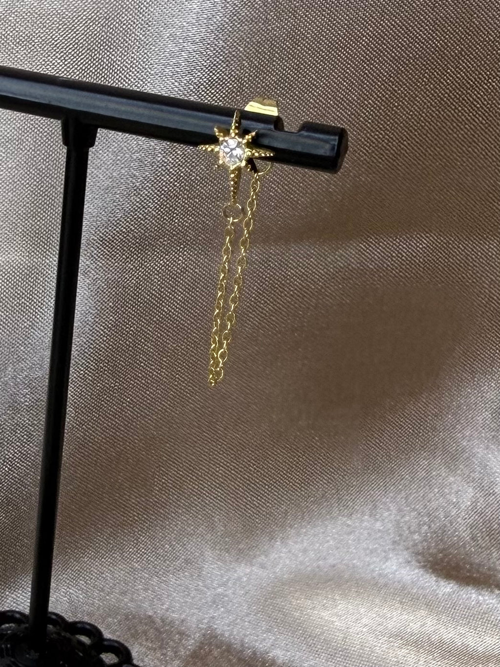 Boucles d’oreilles étoile en acier doré avec oxyde de zirconium