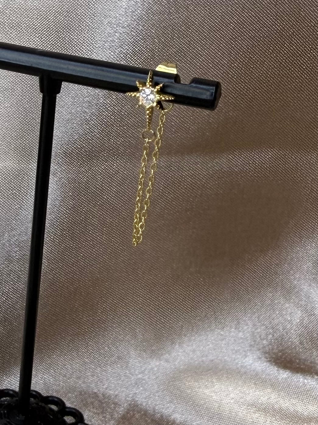 Boucles d’oreilles étoile en acier doré avec oxyde de zirconium