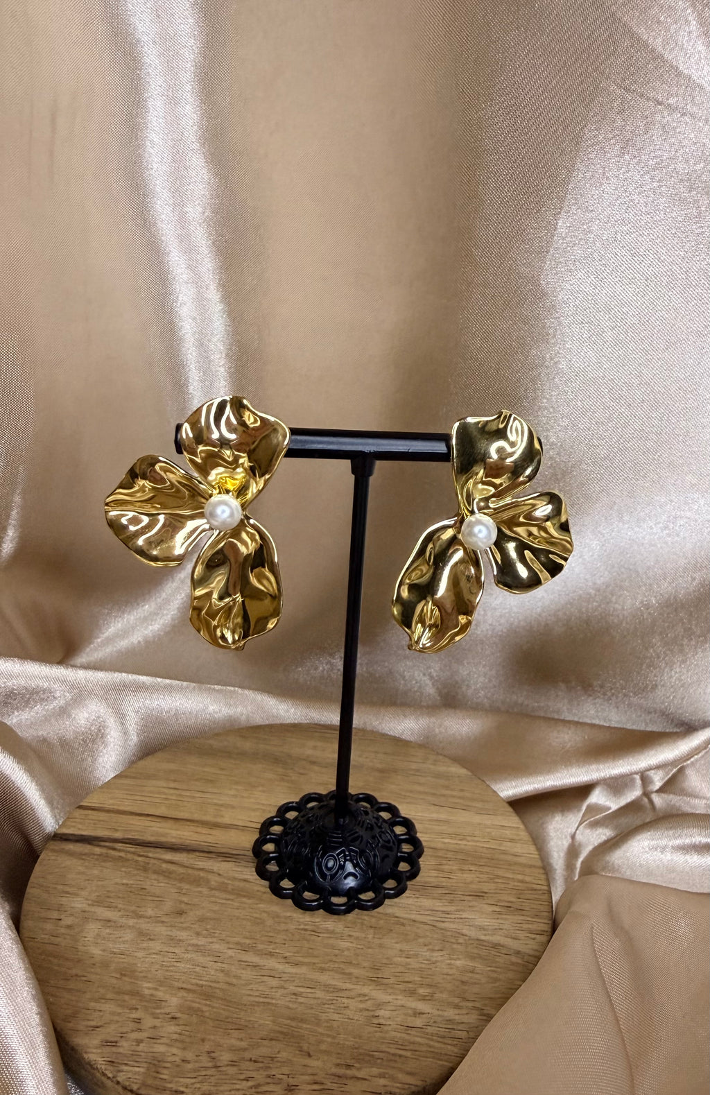 Boucles d’oreilles dorées demi-fleur et perle blanche