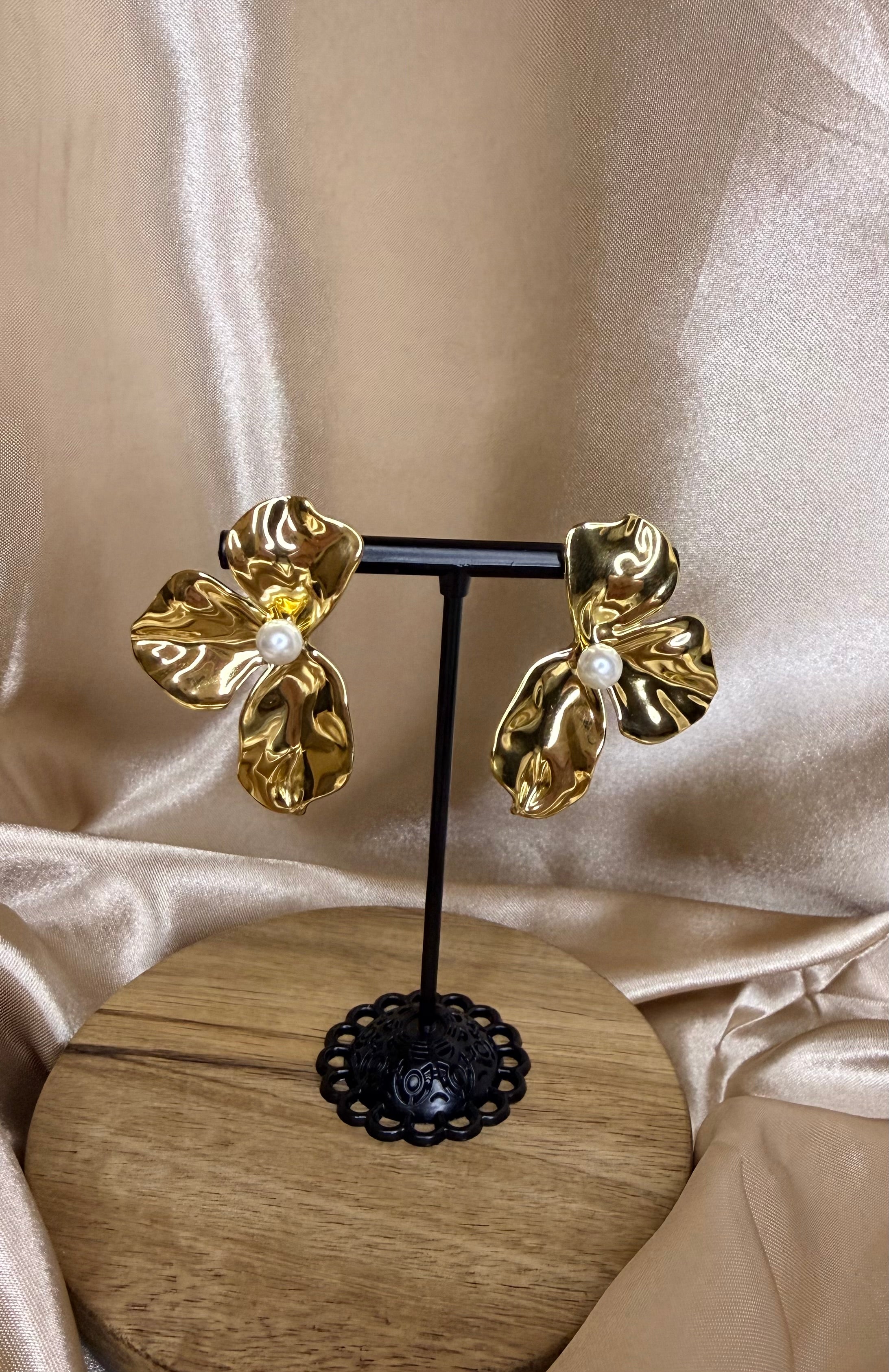 Boucles d’oreilles dorées demi-fleur et perle blanche