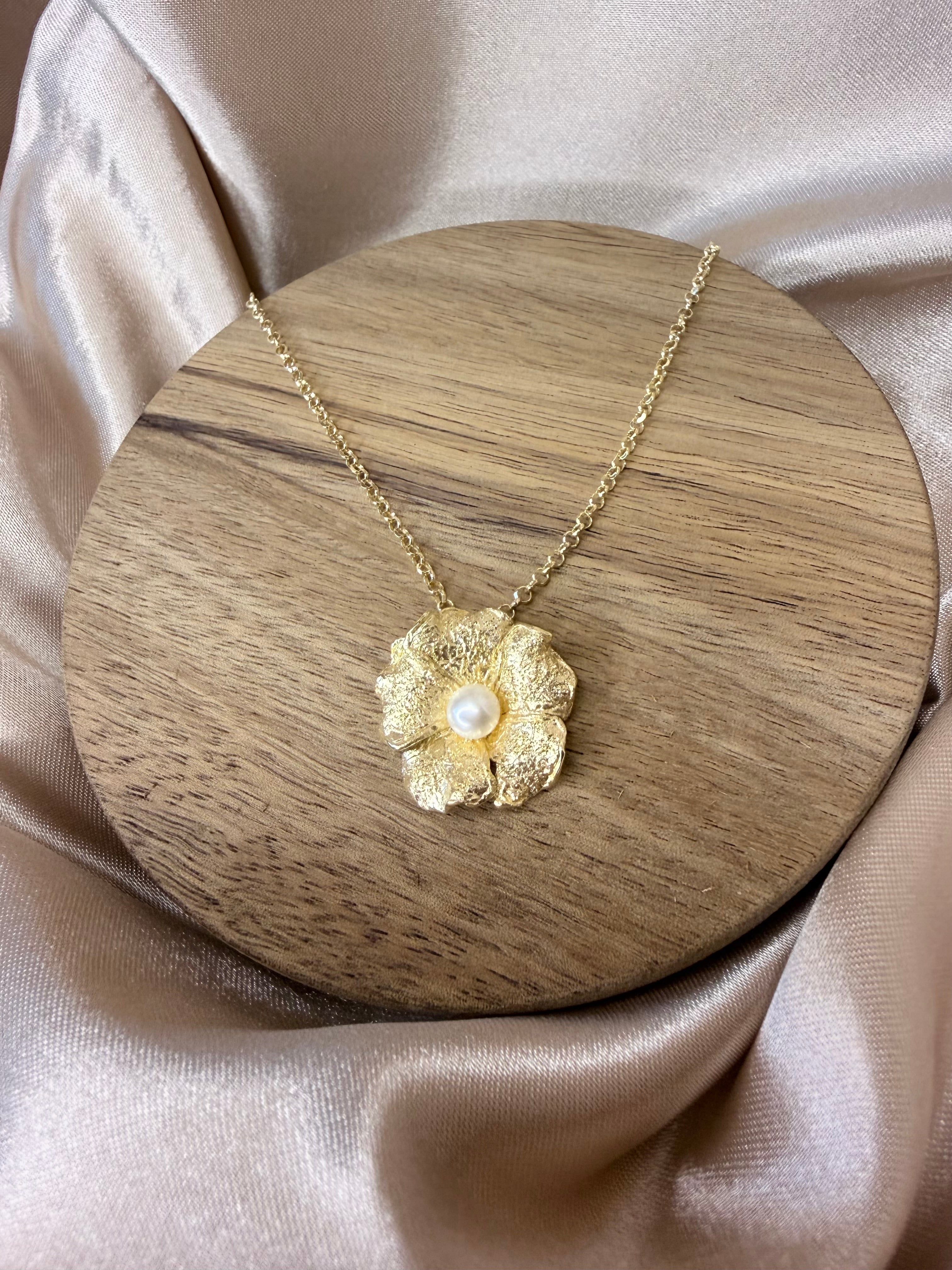 Collier pendentif fleur et perle de culture d’eau douce