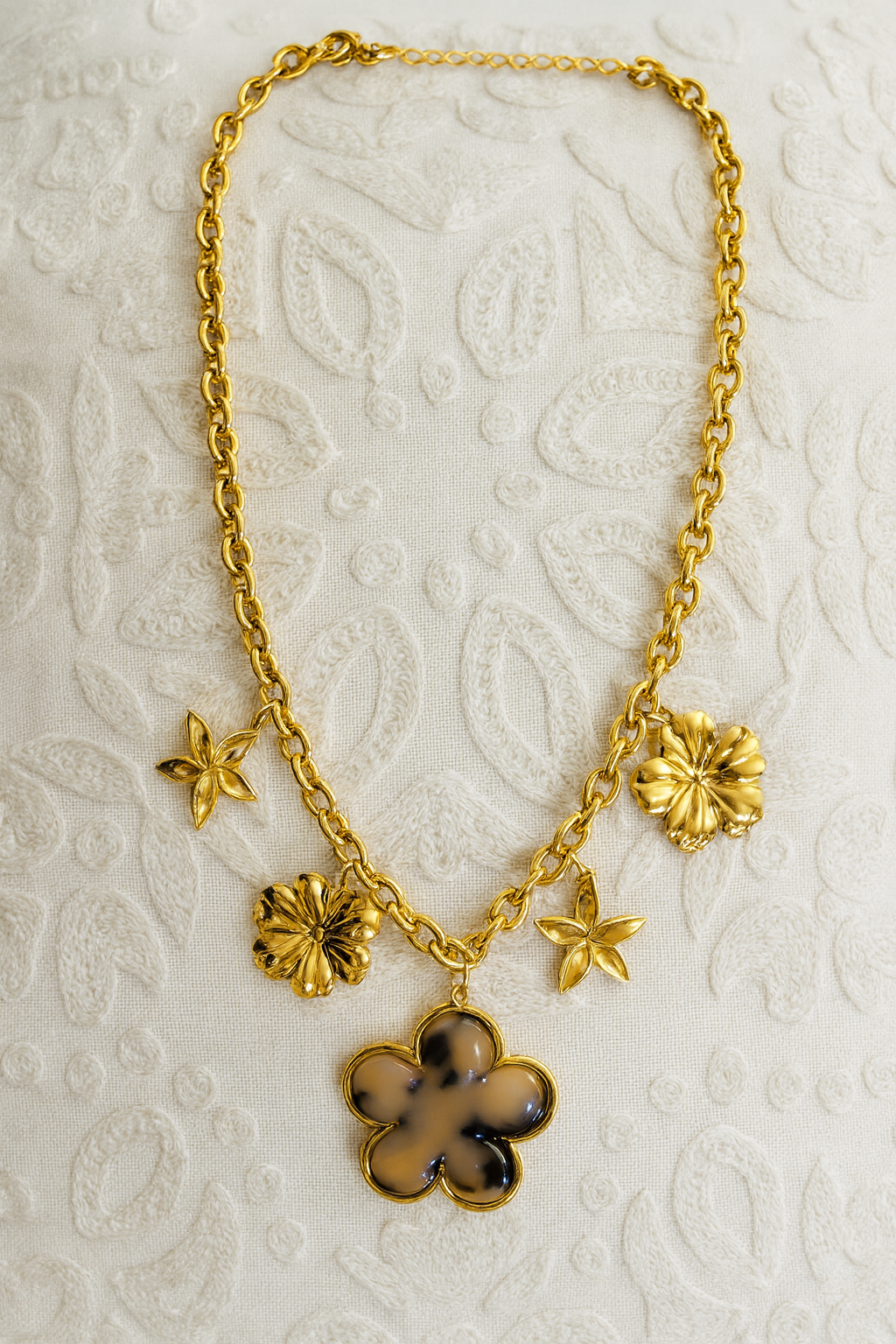 Collier chêne doré avec fleurs en résine léopard