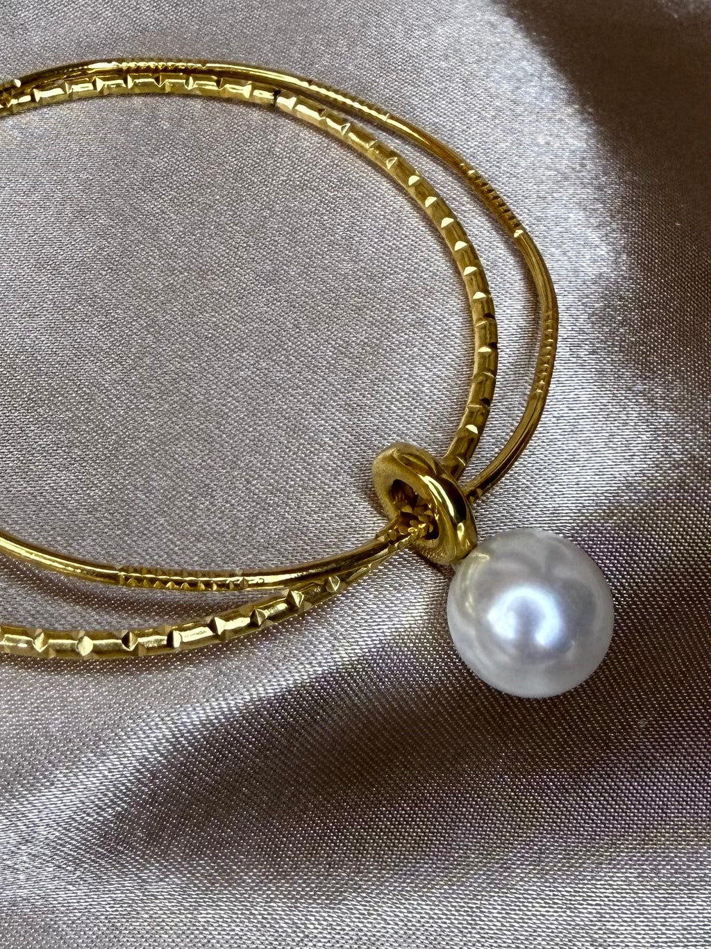 Jonc double en acier doré avec pendentif en perles nacrées