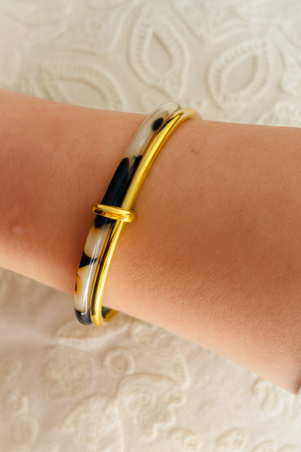 Bracelet, cercle doré et acrylique, motif léopard