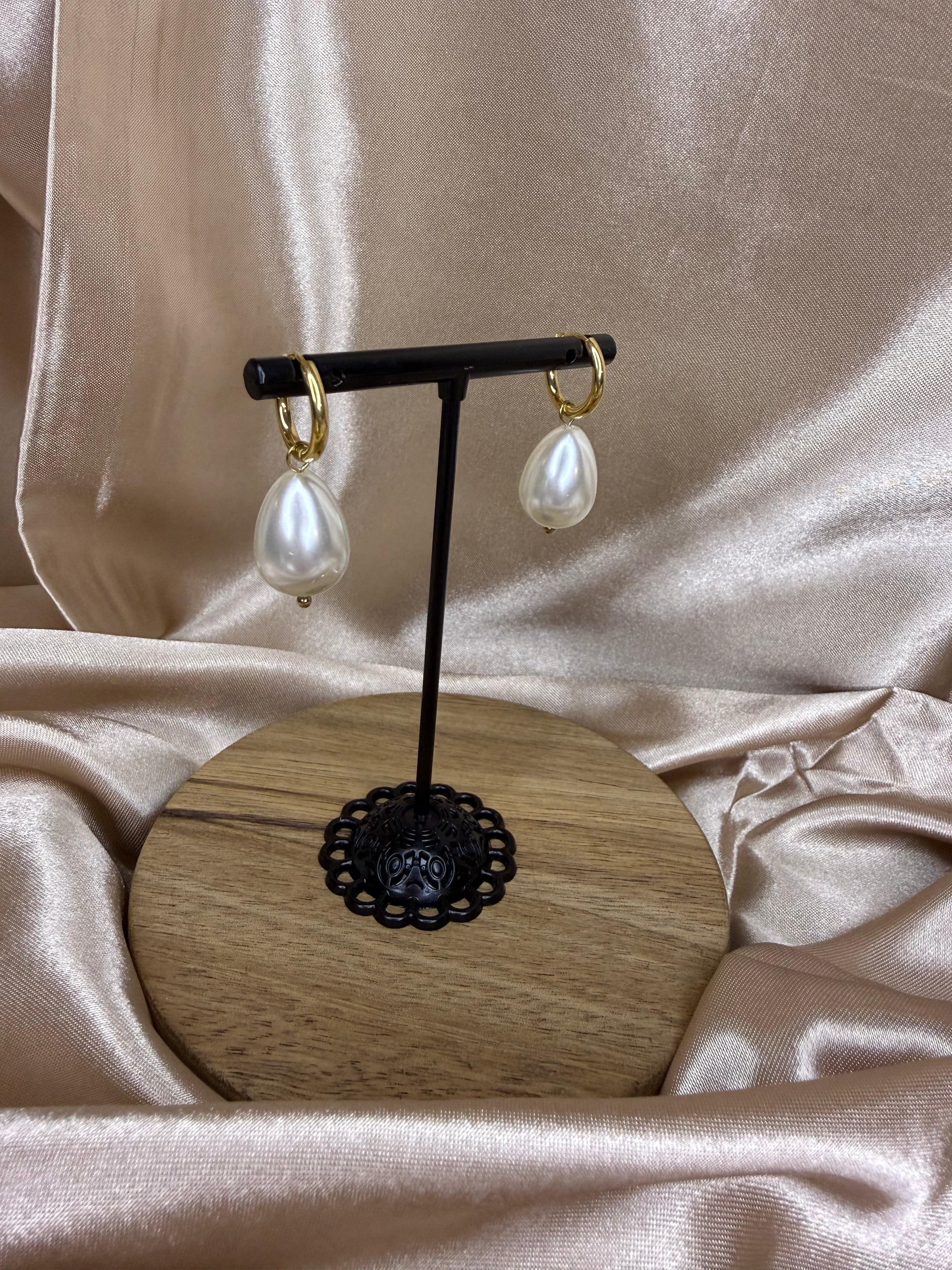 Boucles d'oreilles créoles avec grosse perle en forme de goutte