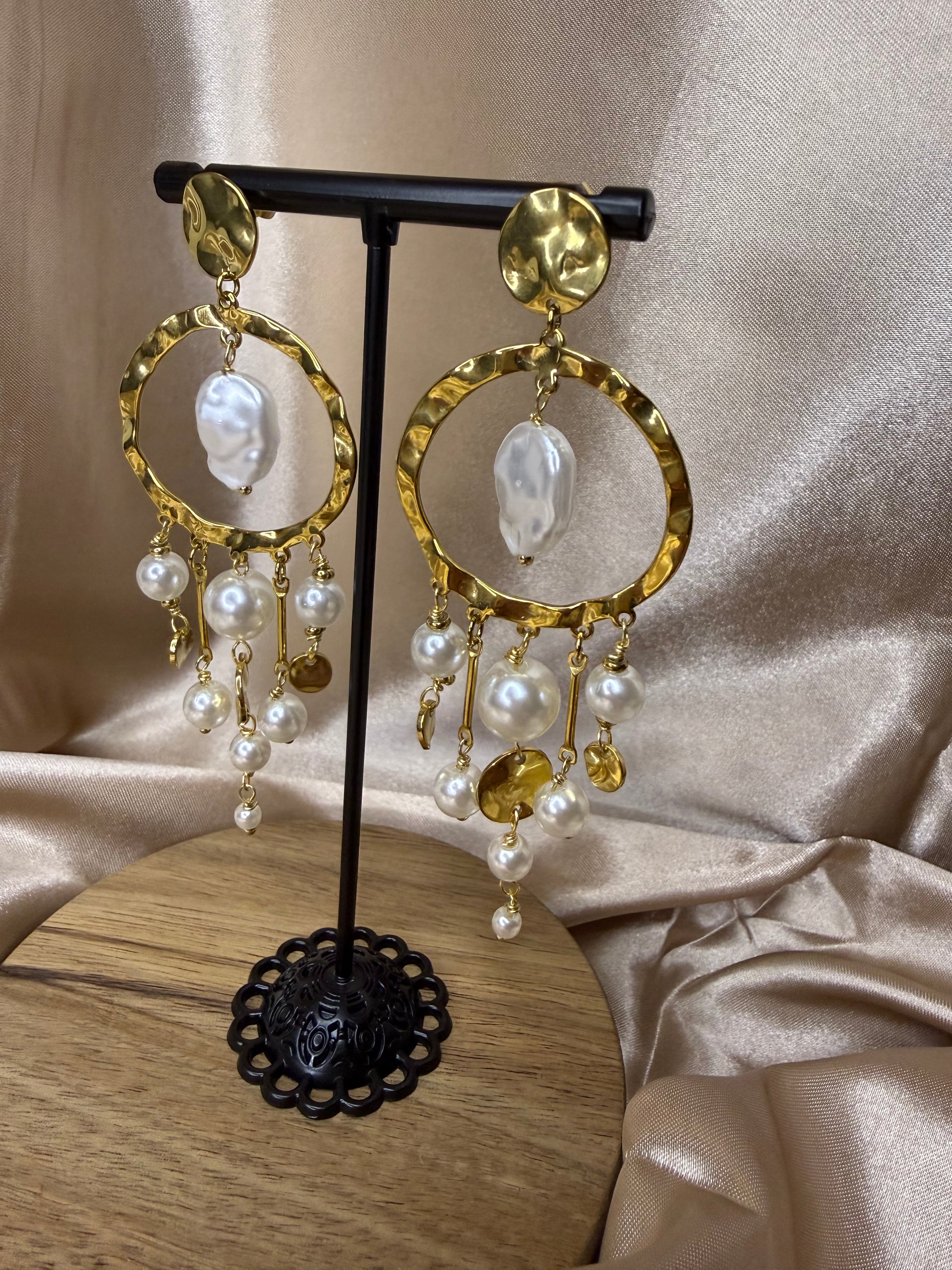 Boucles d’oreilles dorées martelées et perles blanches