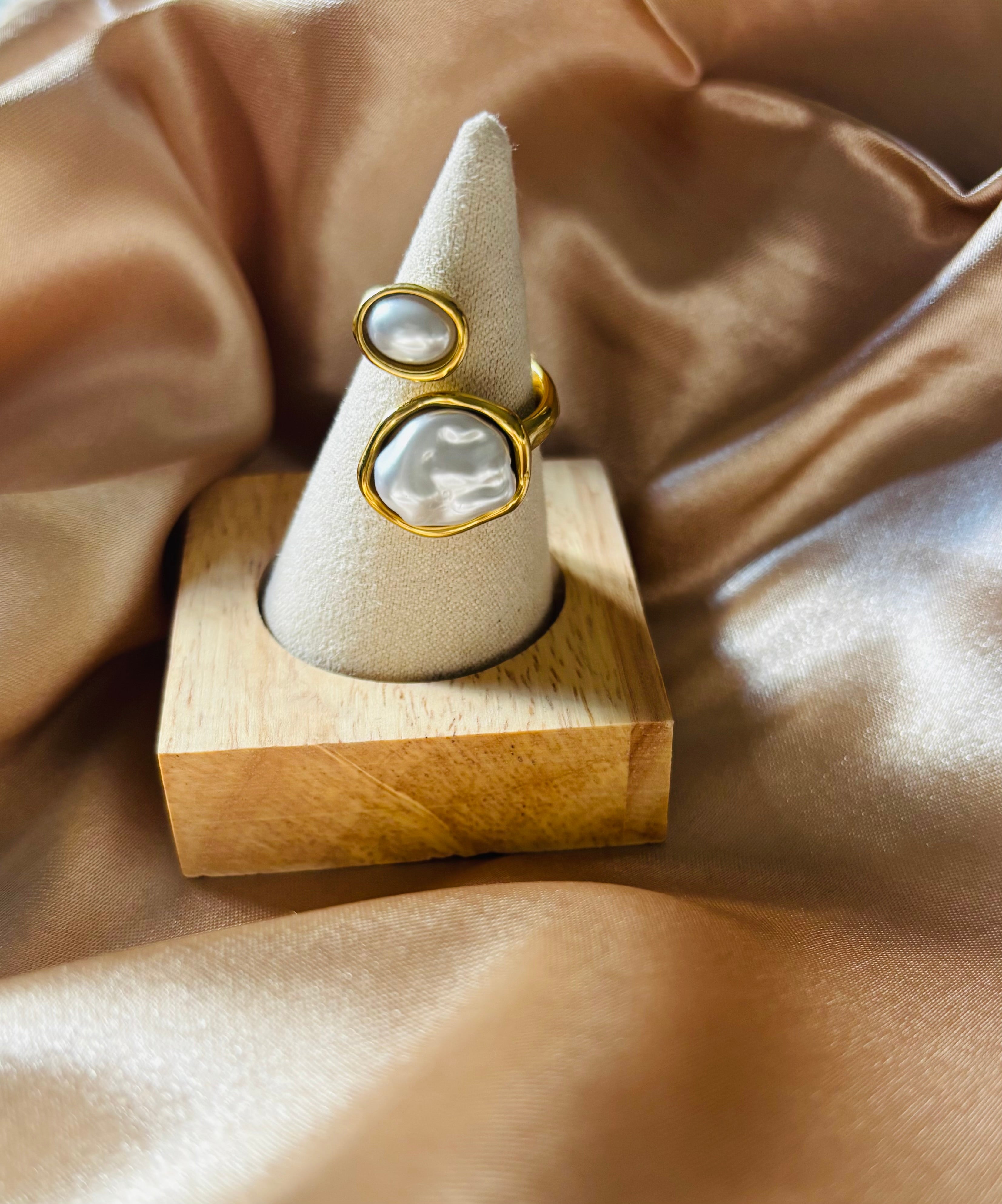 Bague dorée ouverture avant perle texturé et lisse