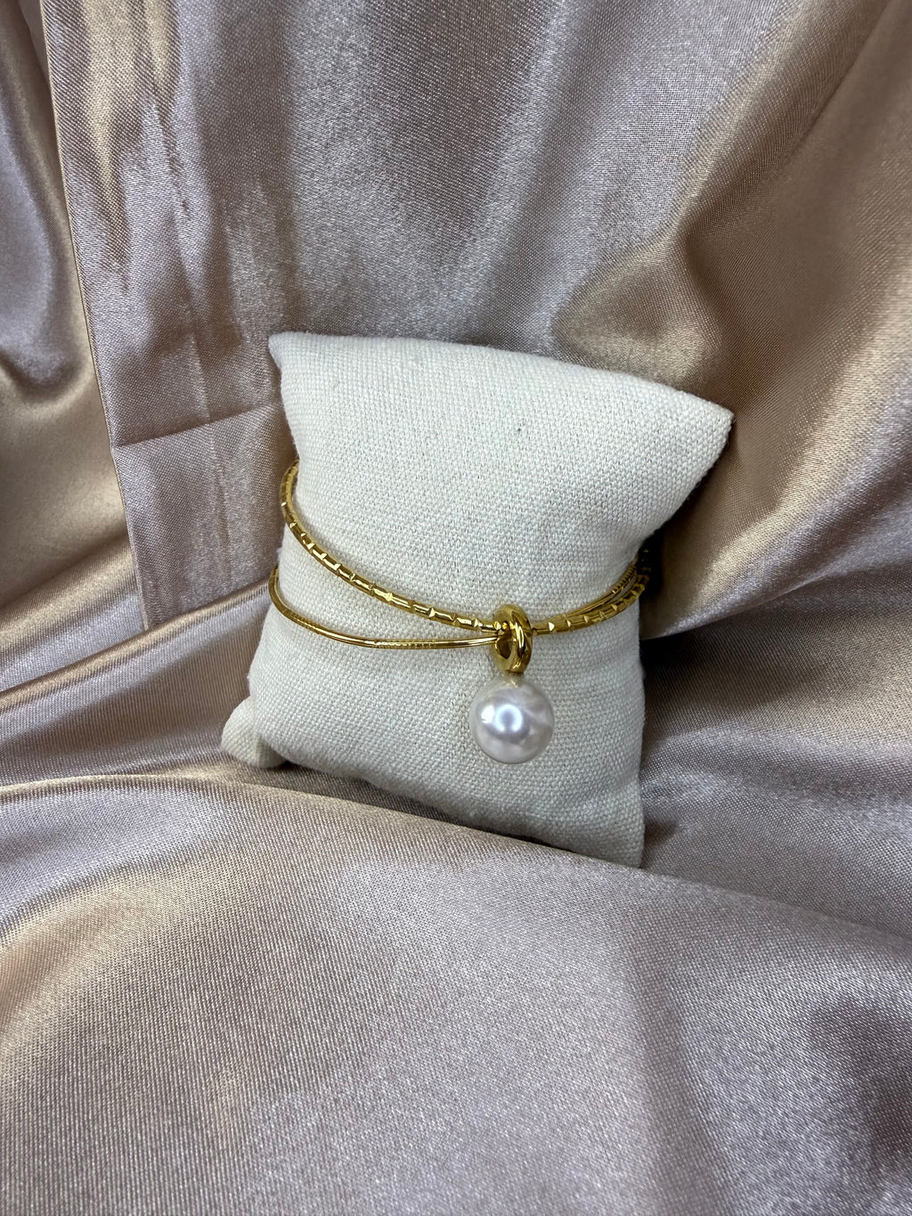 Jonc double en acier doré avec pendentif en perles nacrées