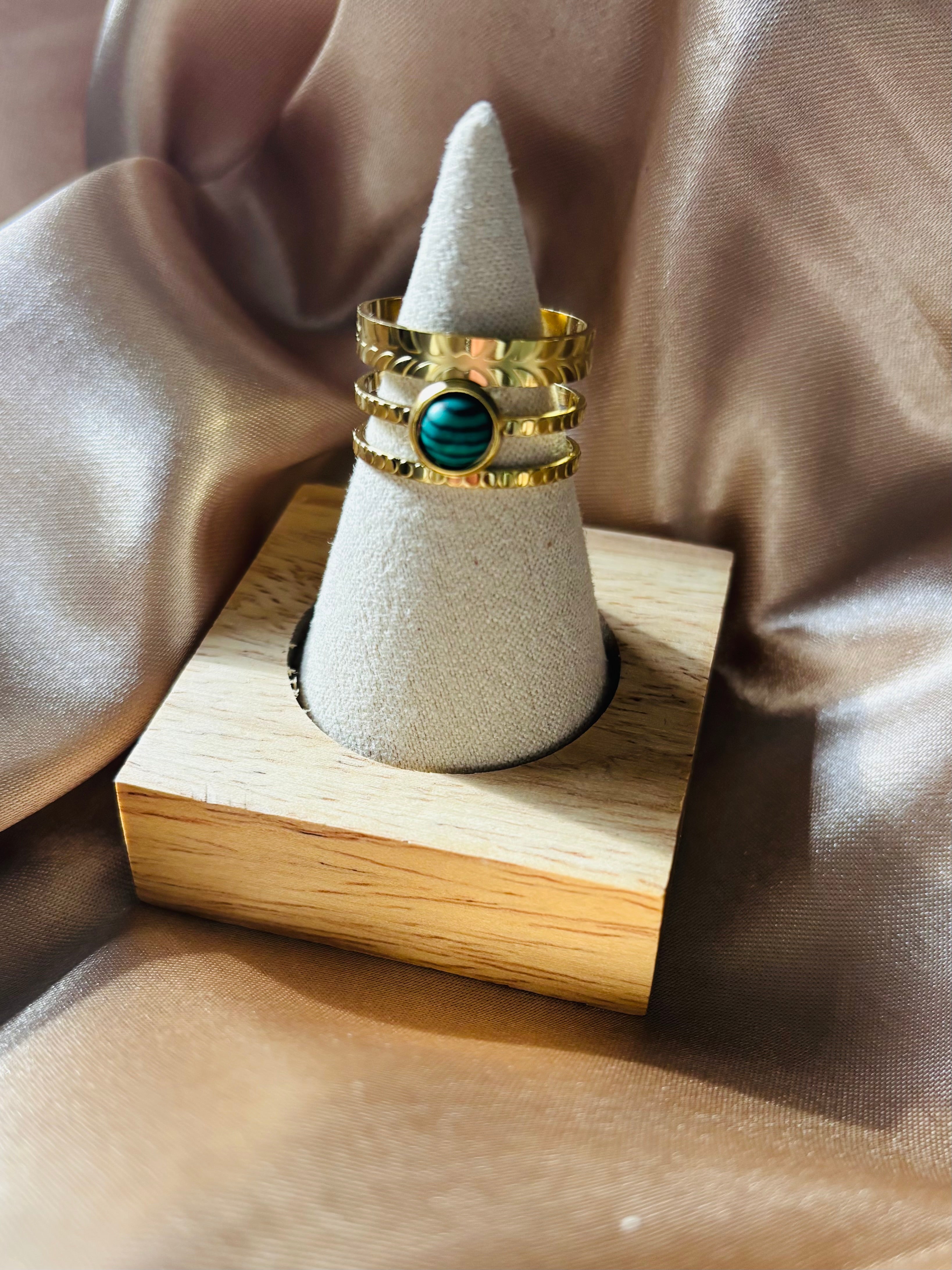 Bague dorée triple ligne – pierre malachite