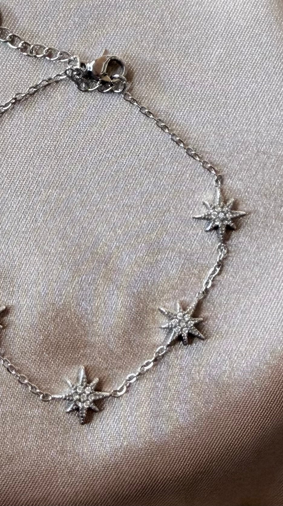 Bracelet argenté en acier inoxydable orné d’étoiles scintillantes