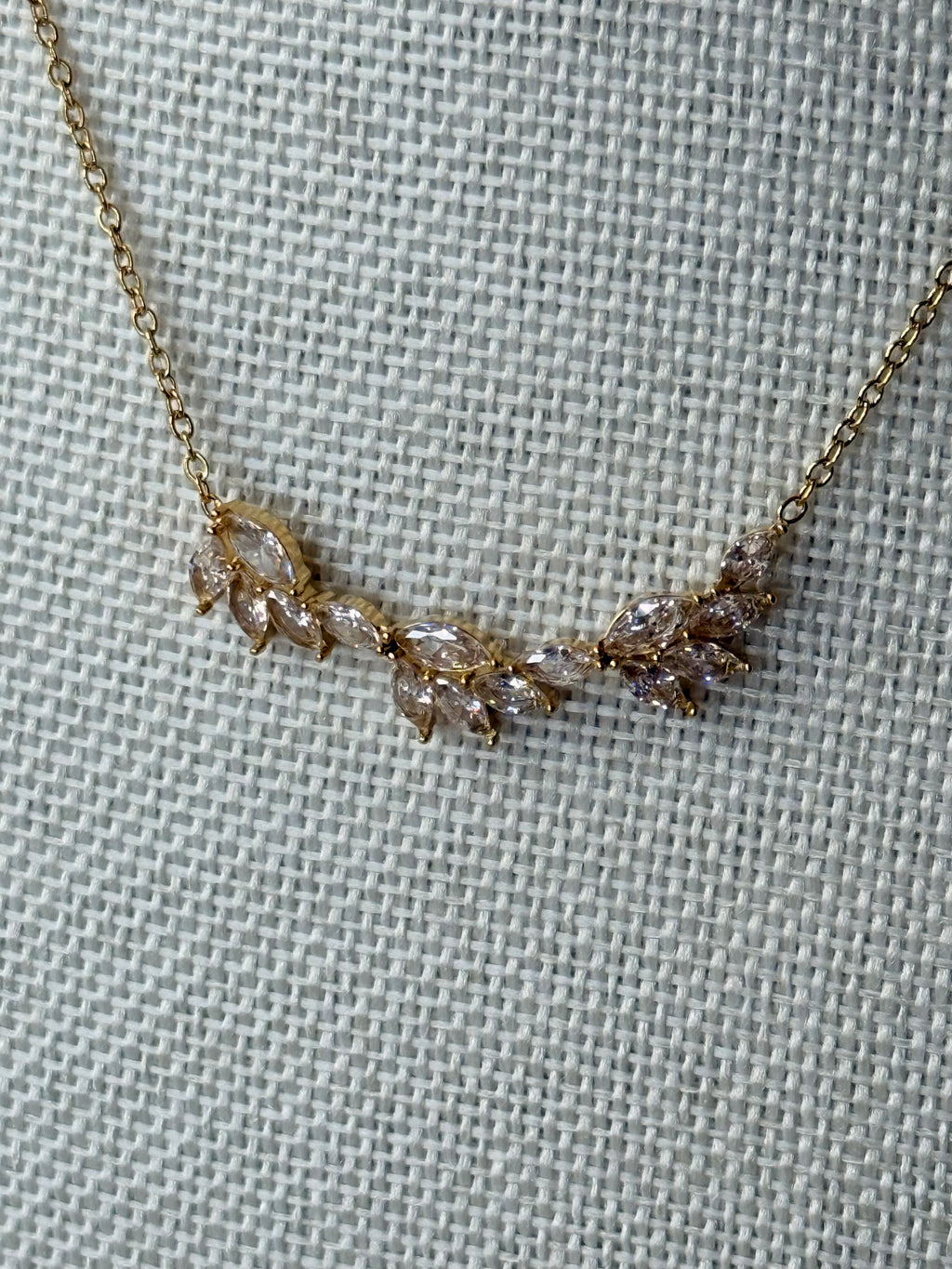 Collier Doré Feuillage en Acier Inoxydable et Strass Étincelants