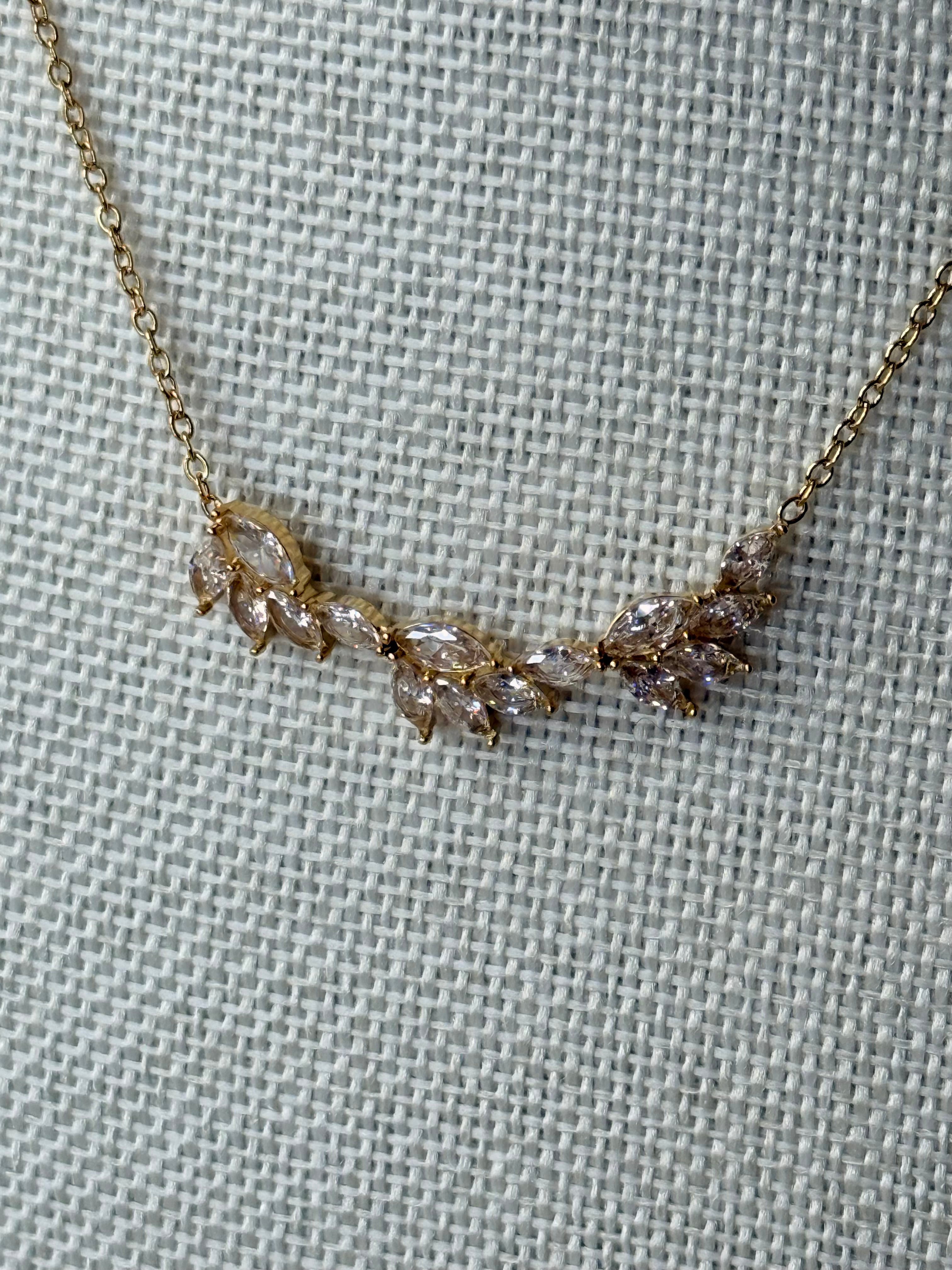 Collier Doré Feuillage en Acier Inoxydable et Strass Étincelants