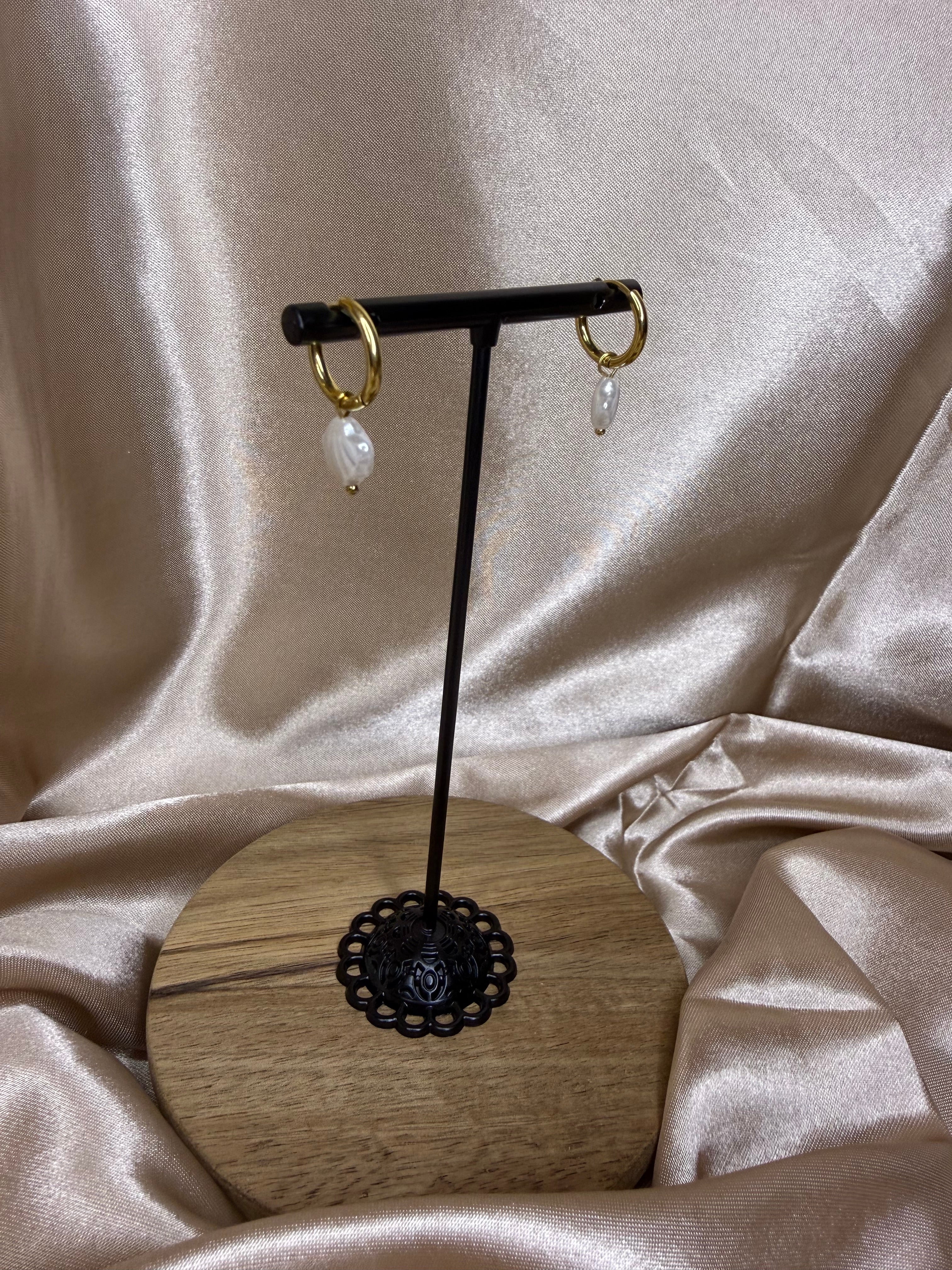 Boucles d’oreilles mini créoles avec perle en forme de coquillage