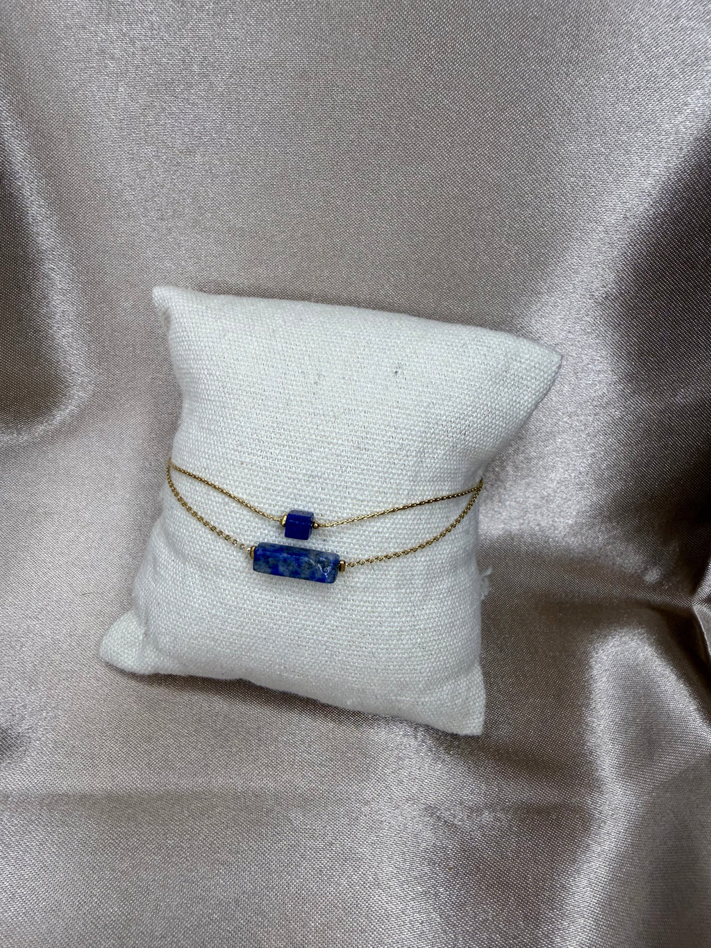Bracelet en acier doré avec pierres de lapis-lazuli