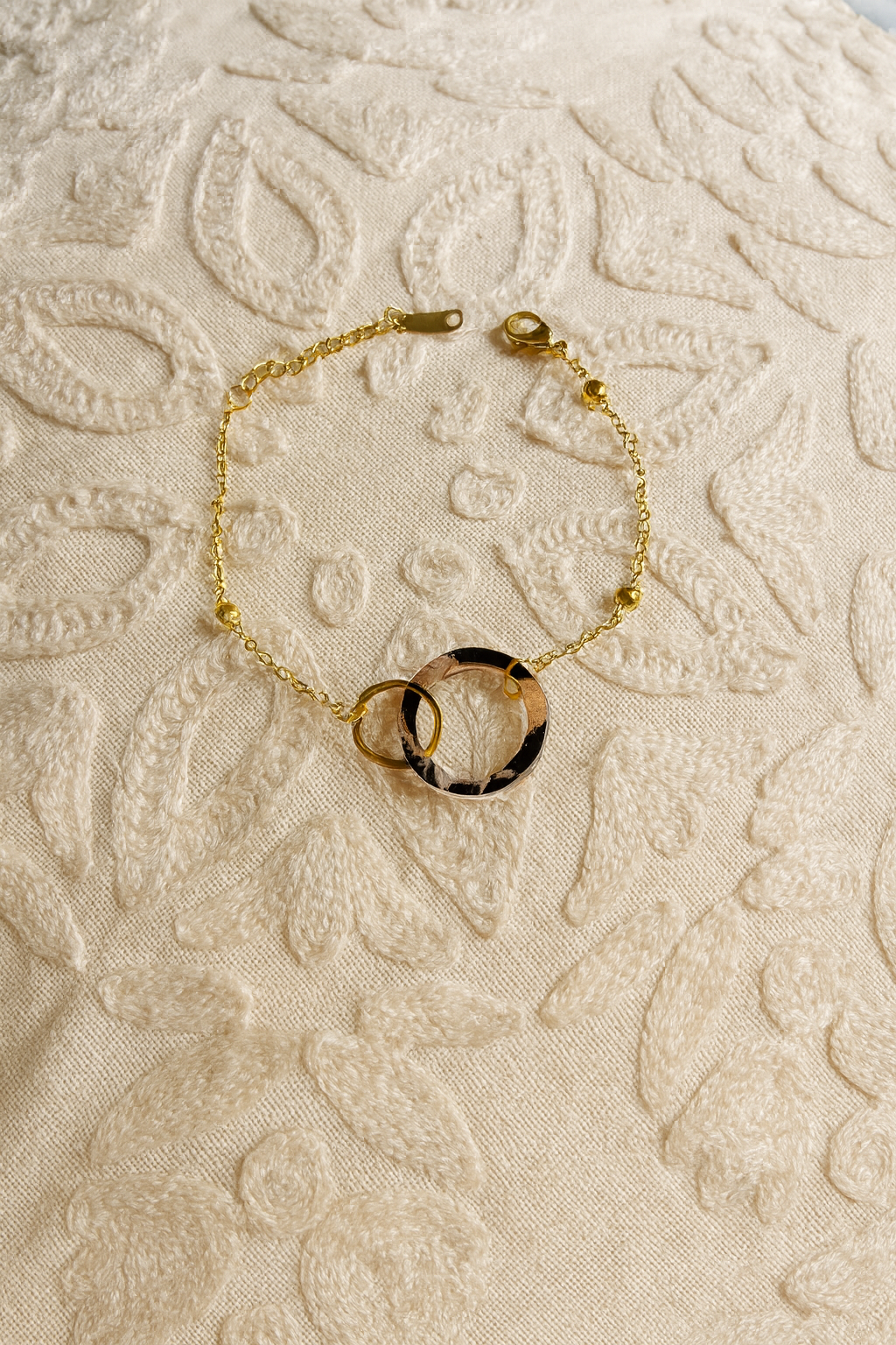 Bracelet chaîne dorée avec cercles animalier