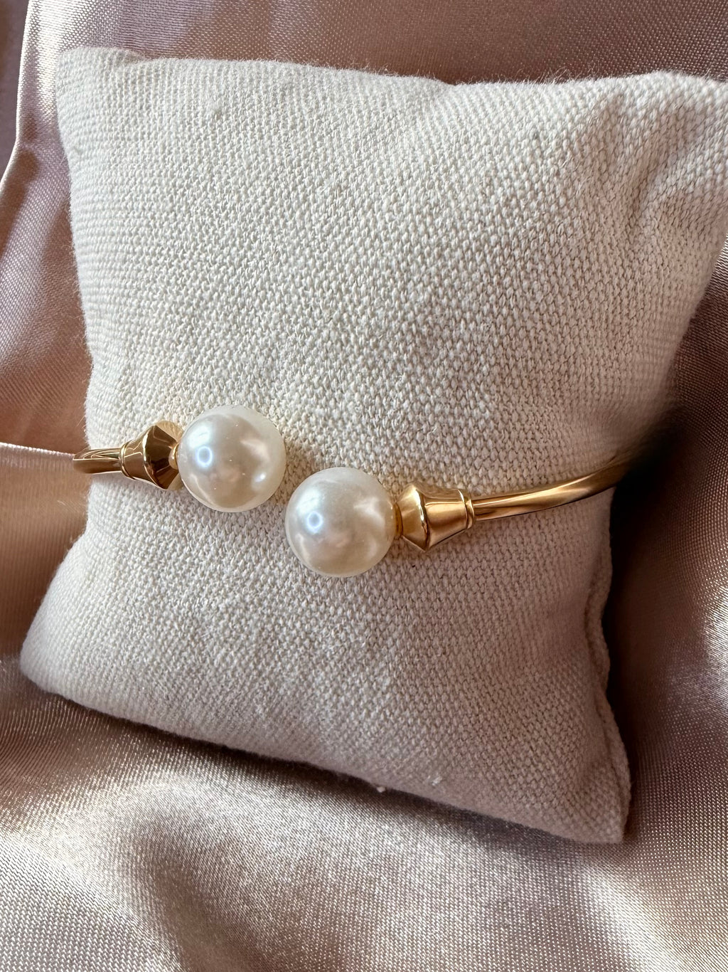 Jonc doré en acier inoxydable avec perles nacrées