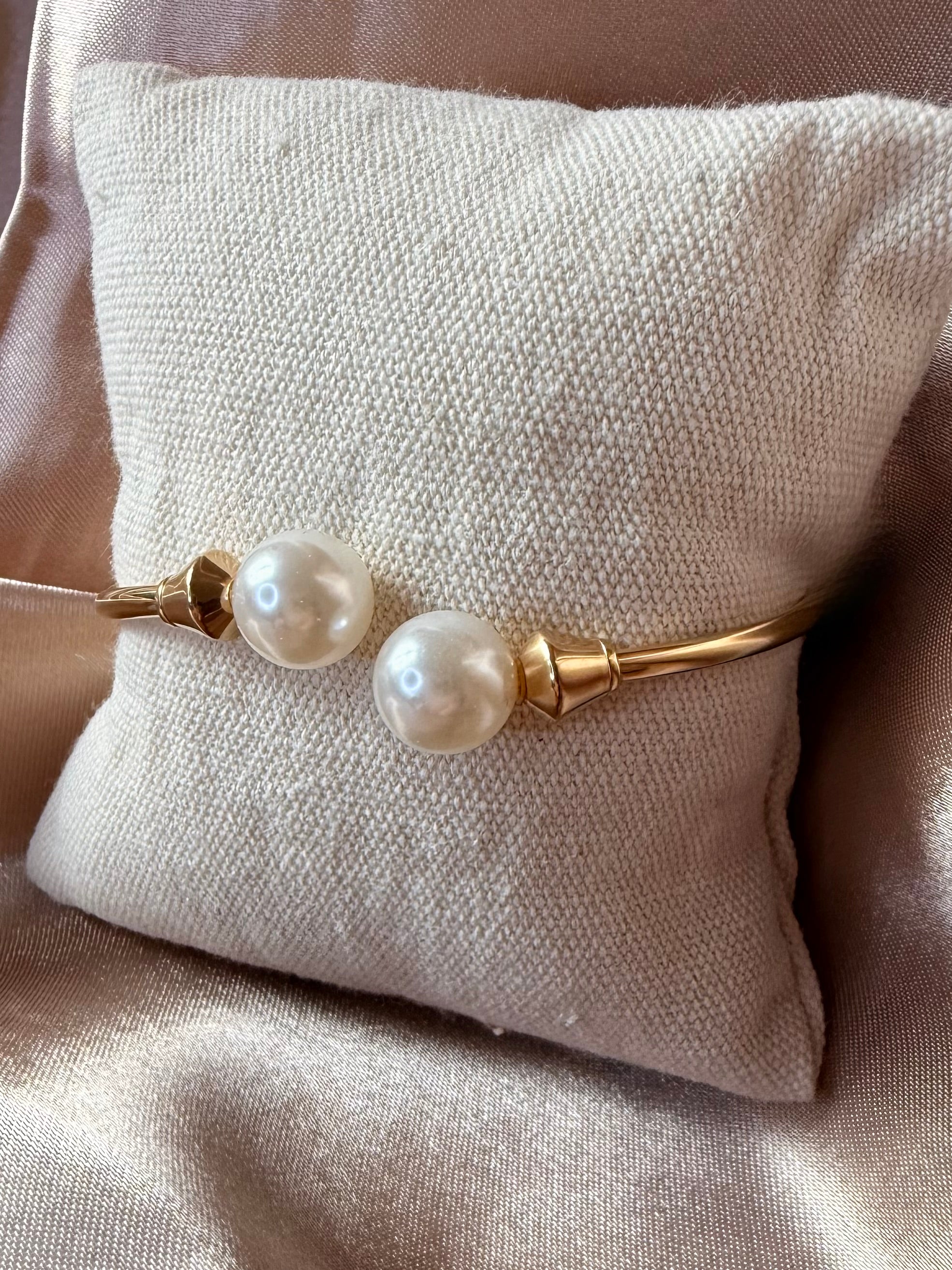 Jonc doré en acier inoxydable avec perles nacrées