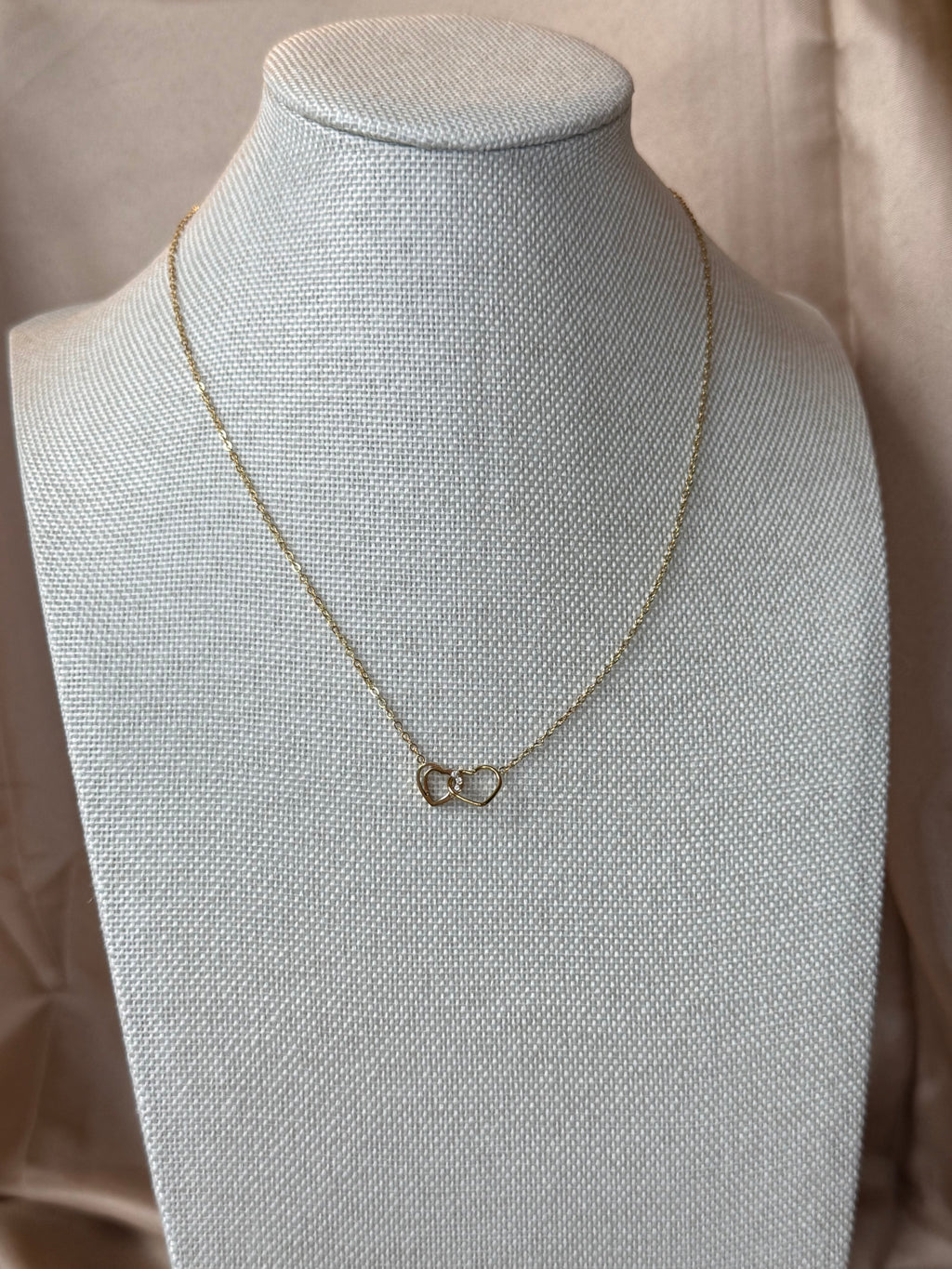 Collier chaîne fine avec deux pendentifs cœurs
