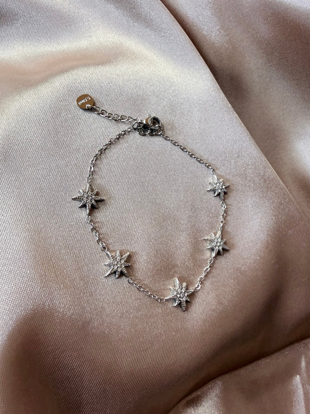 Bracelet argenté en acier inoxydable orné d’étoiles scintillantes