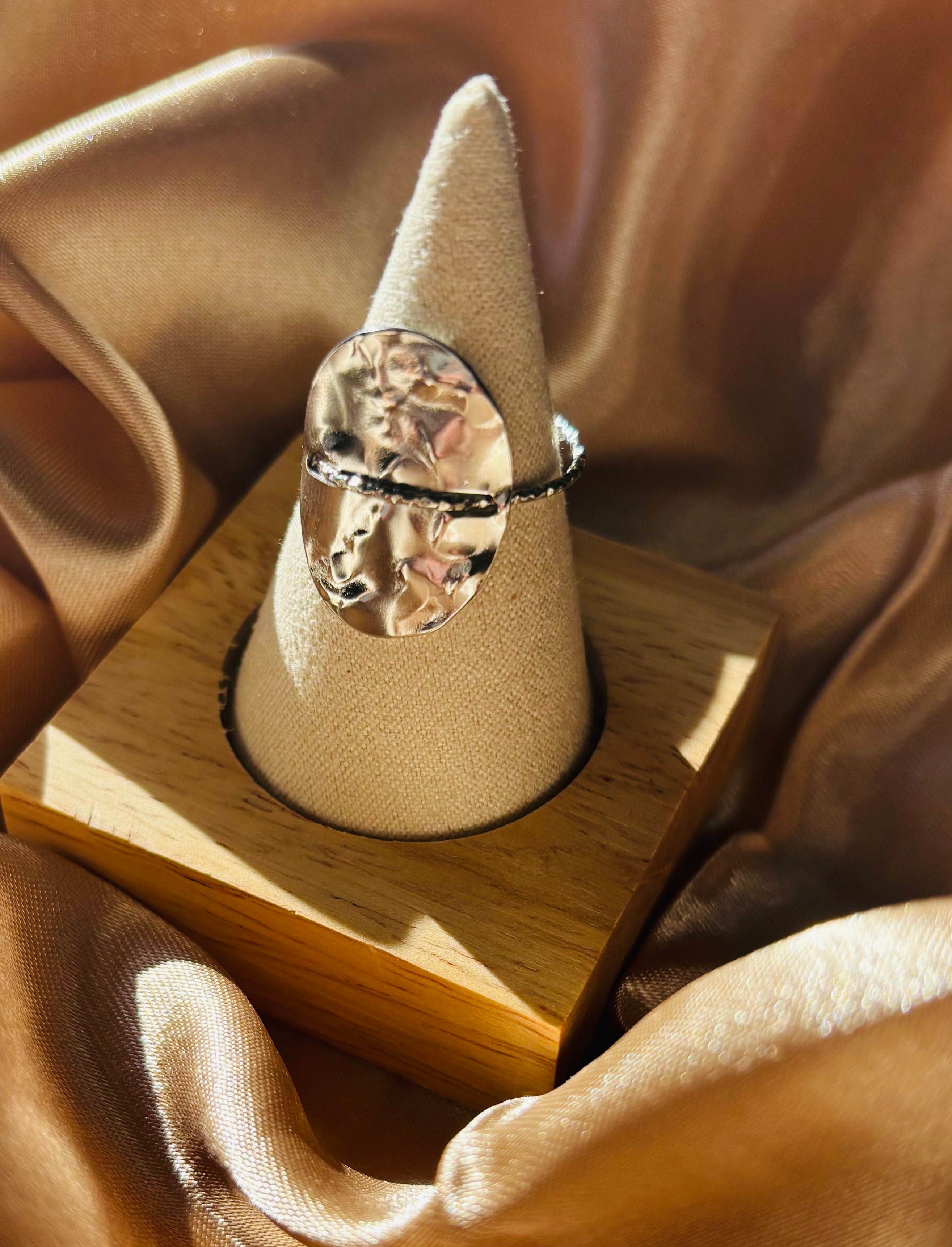 Bague ovale martelée en acier inoxydable argenté
