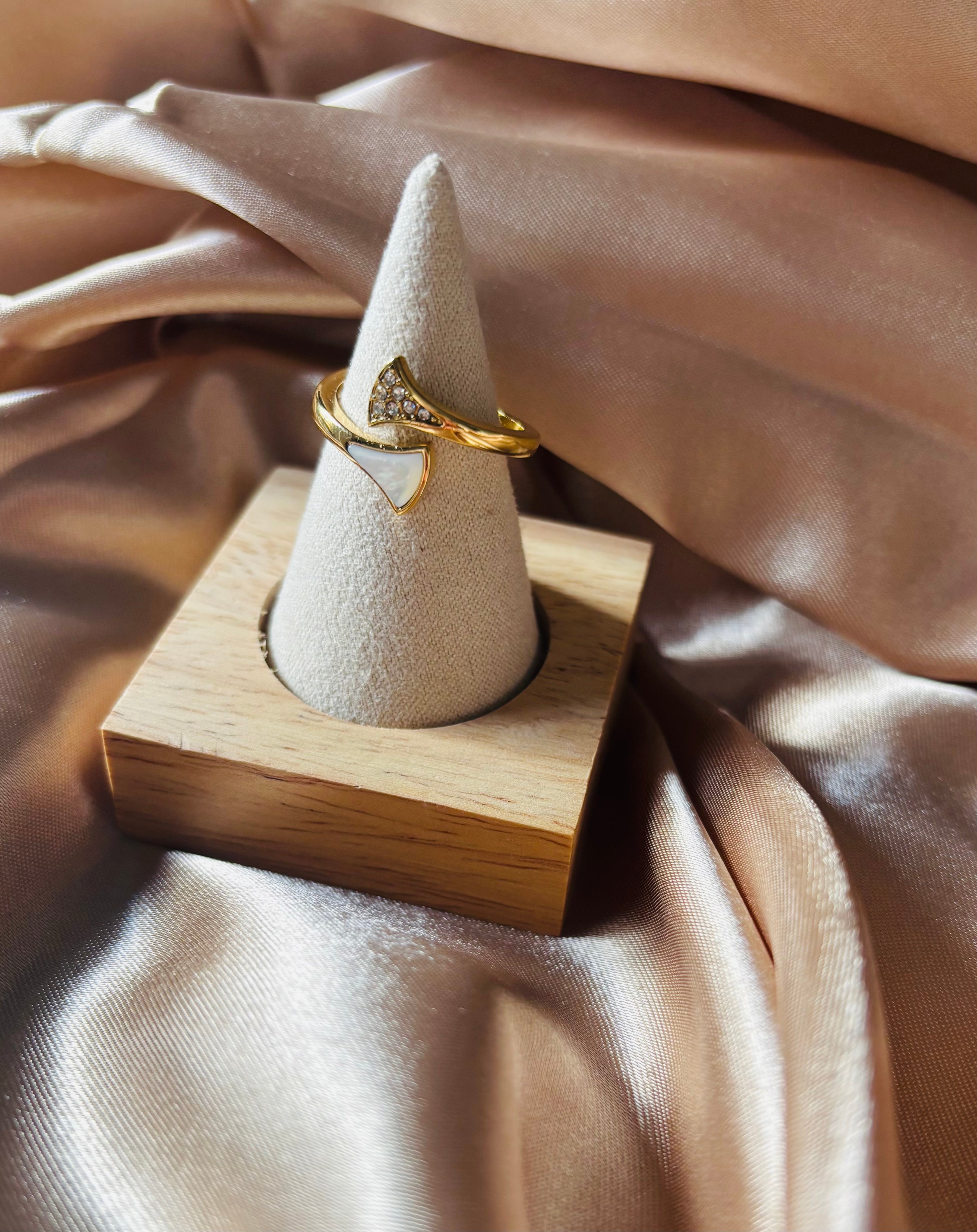 Bague Dorée Pointes en Pierre Nacre et Strass