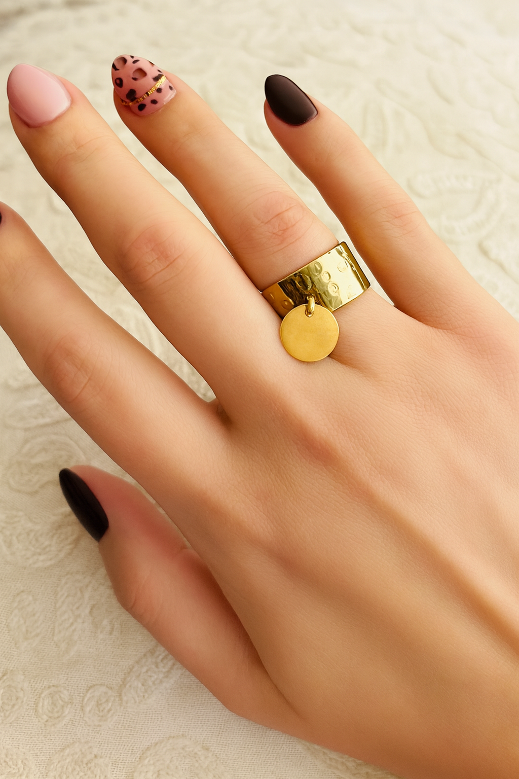 Bague doré ajustable, effet martelé