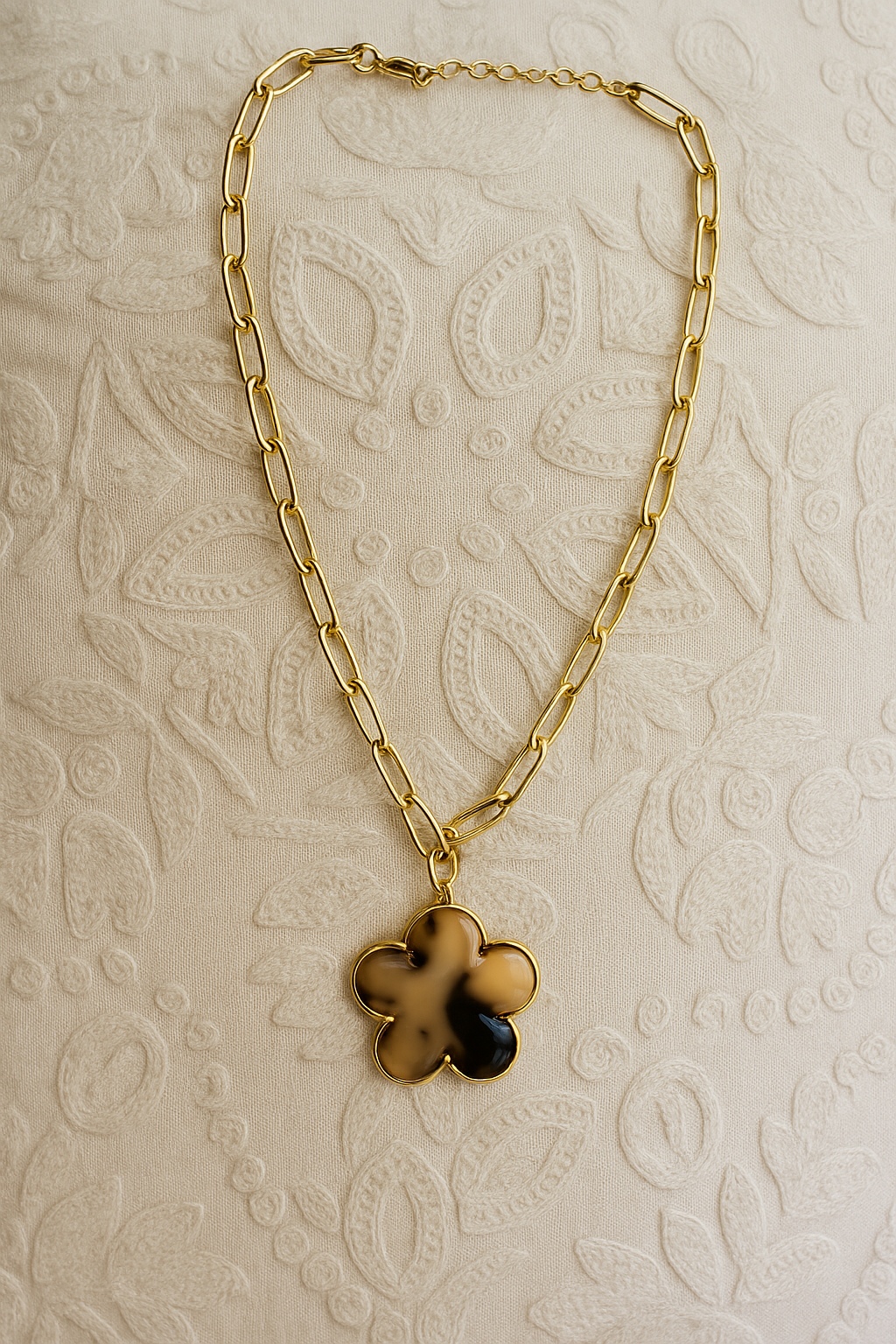 Collier pendentif fleur en résine léopard