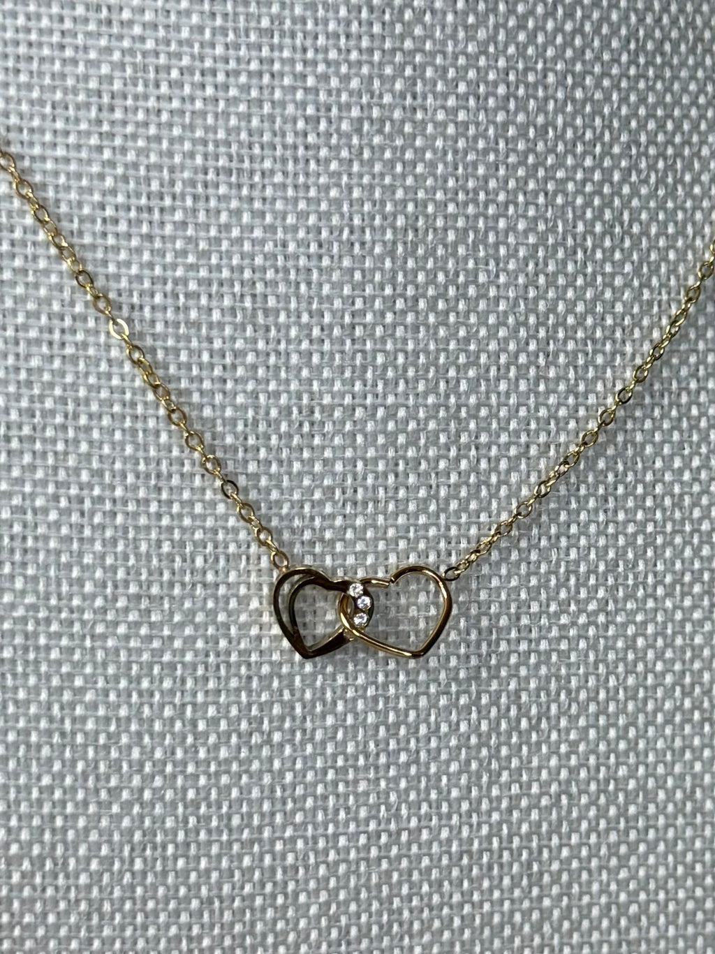 Collier chaîne fine avec deux pendentifs cœurs