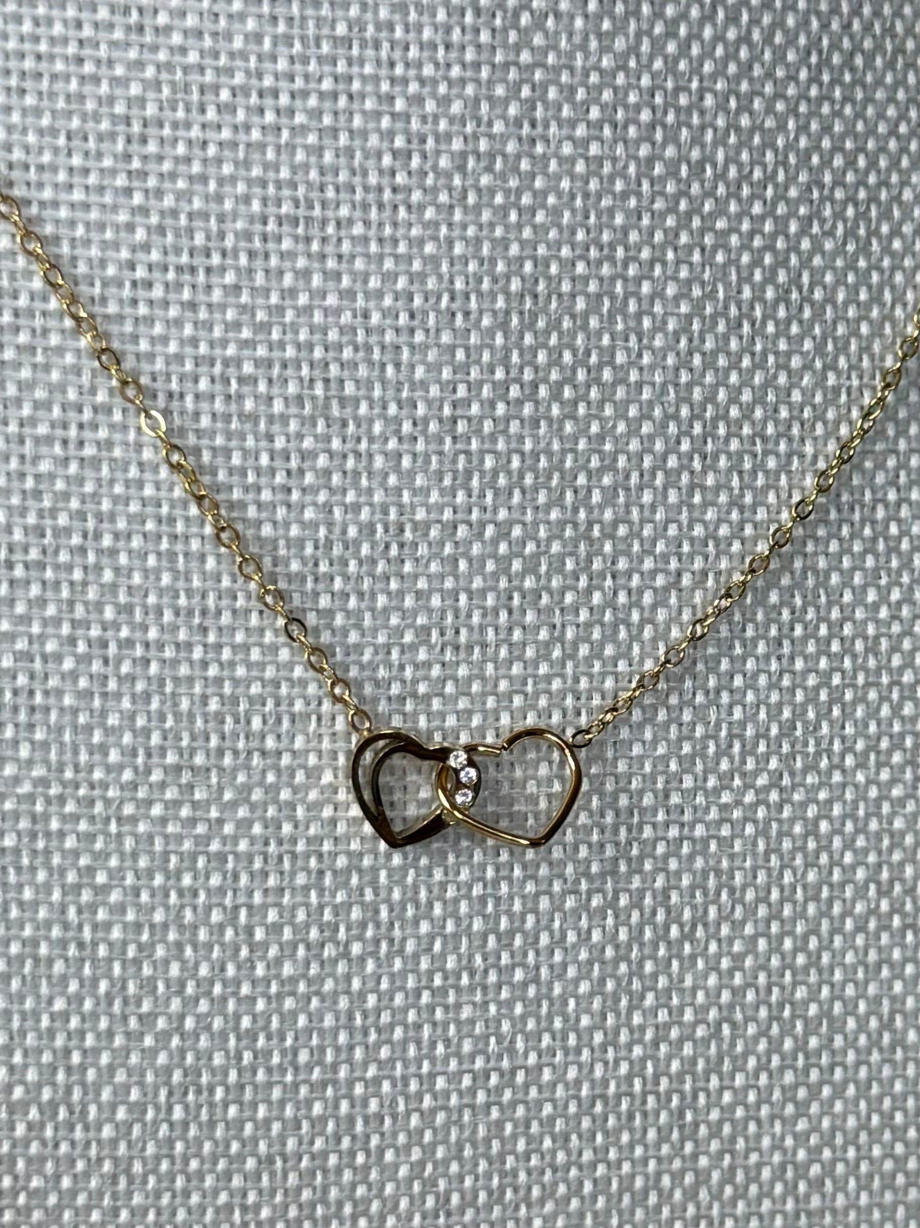 Collier chaîne fine avec deux pendentifs cœurs