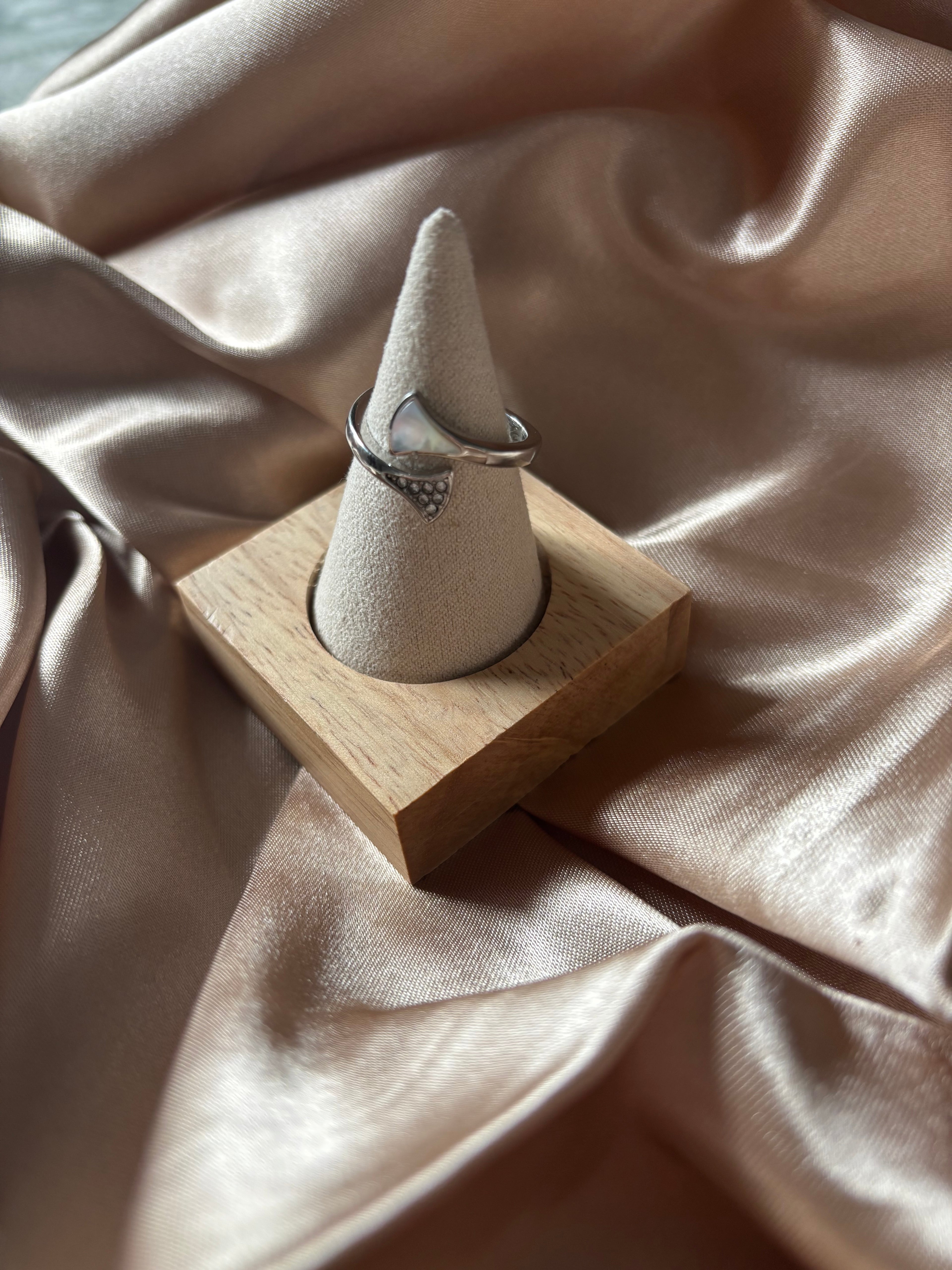 Bague Argentée Pointes en Pierre Nacre et Strass