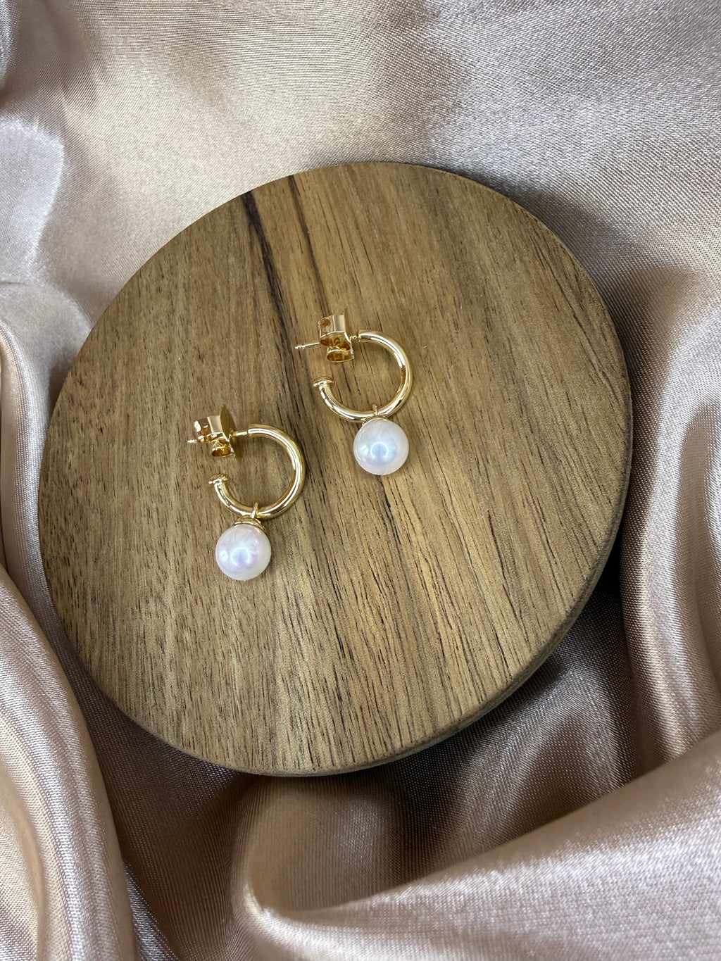 Boucles d’oreilles créoles dorées avec perles en cristal et nacre de Majorque