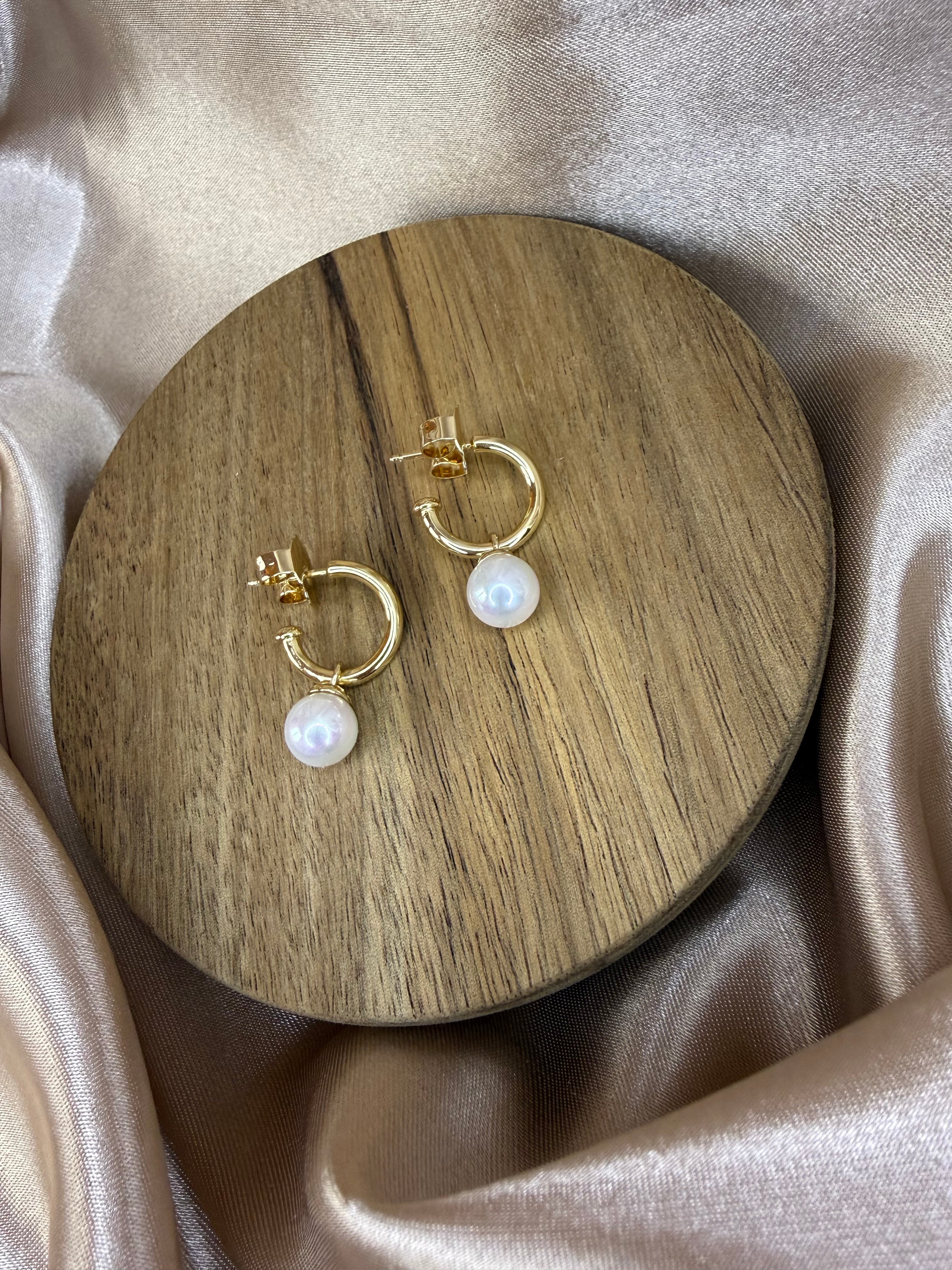 Boucles d’oreilles créoles en laiton doré avec perles de cristal et nacre de Majorque