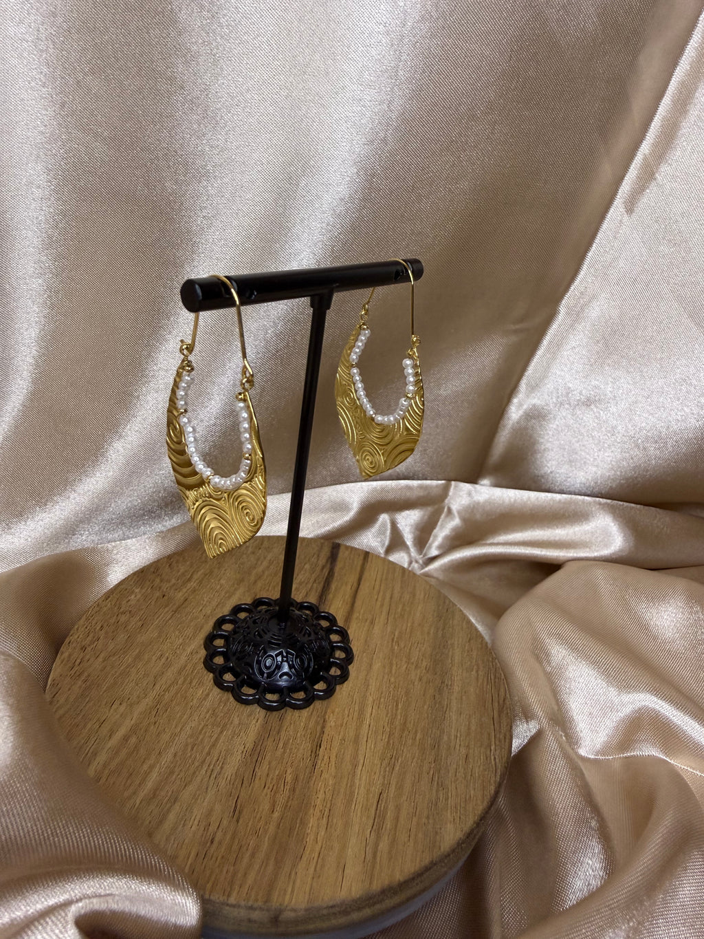 Boucles d'oreilles spirale entouré de perles blanches