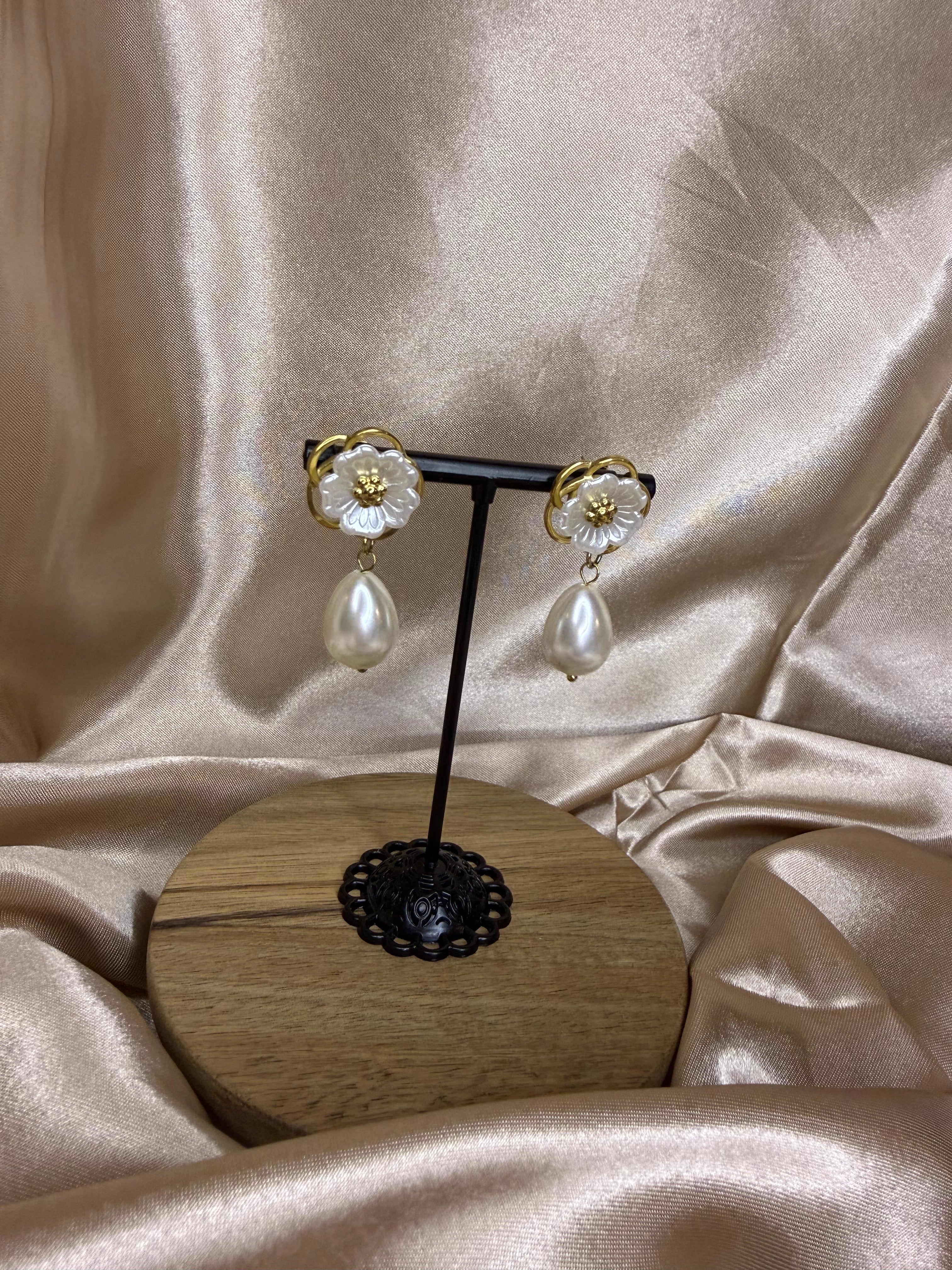 Boucles d’oreilles grosses fleurs et perle pendante