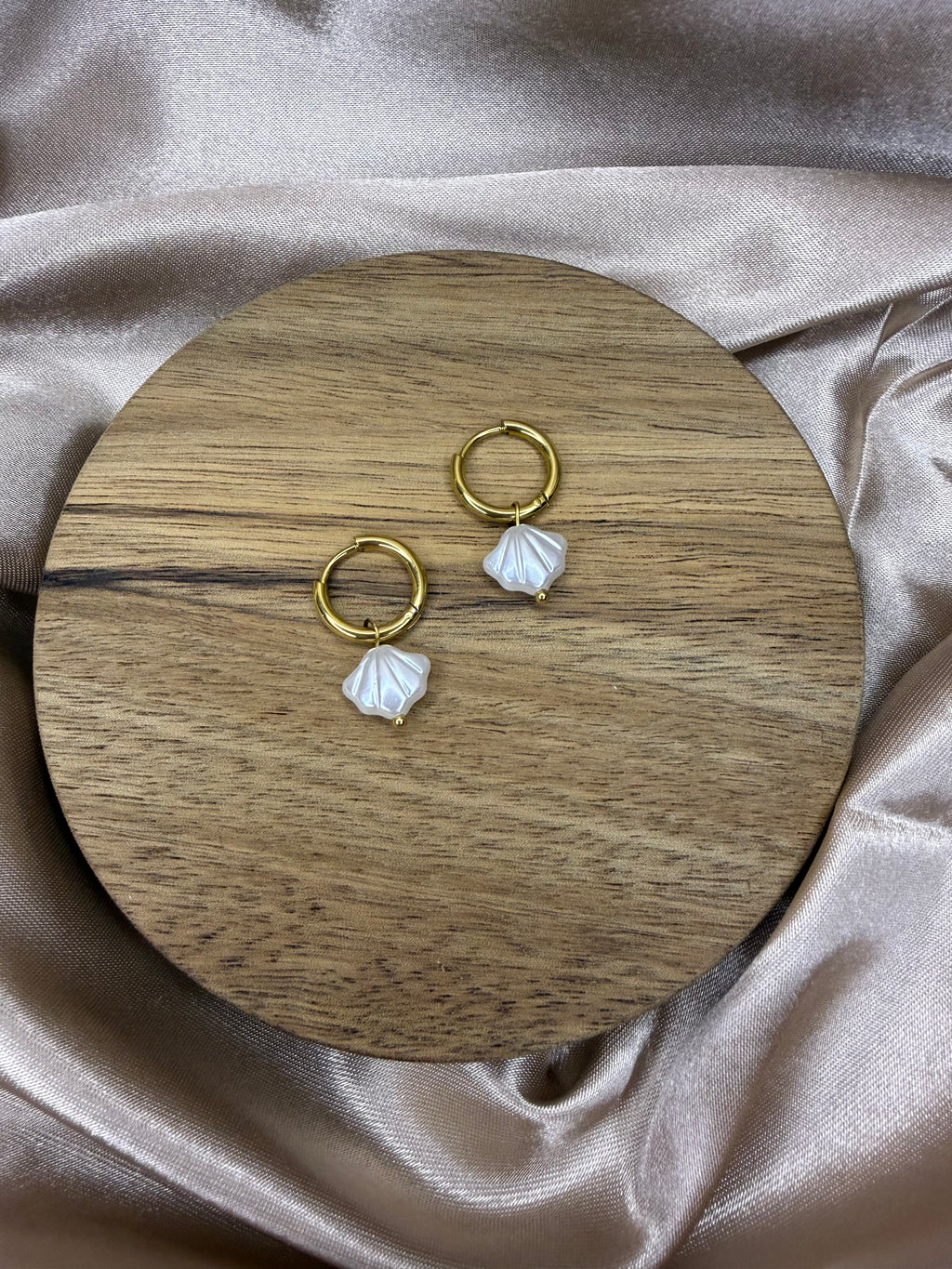 Boucles d’oreilles mini créoles avec perle en forme de coquillage