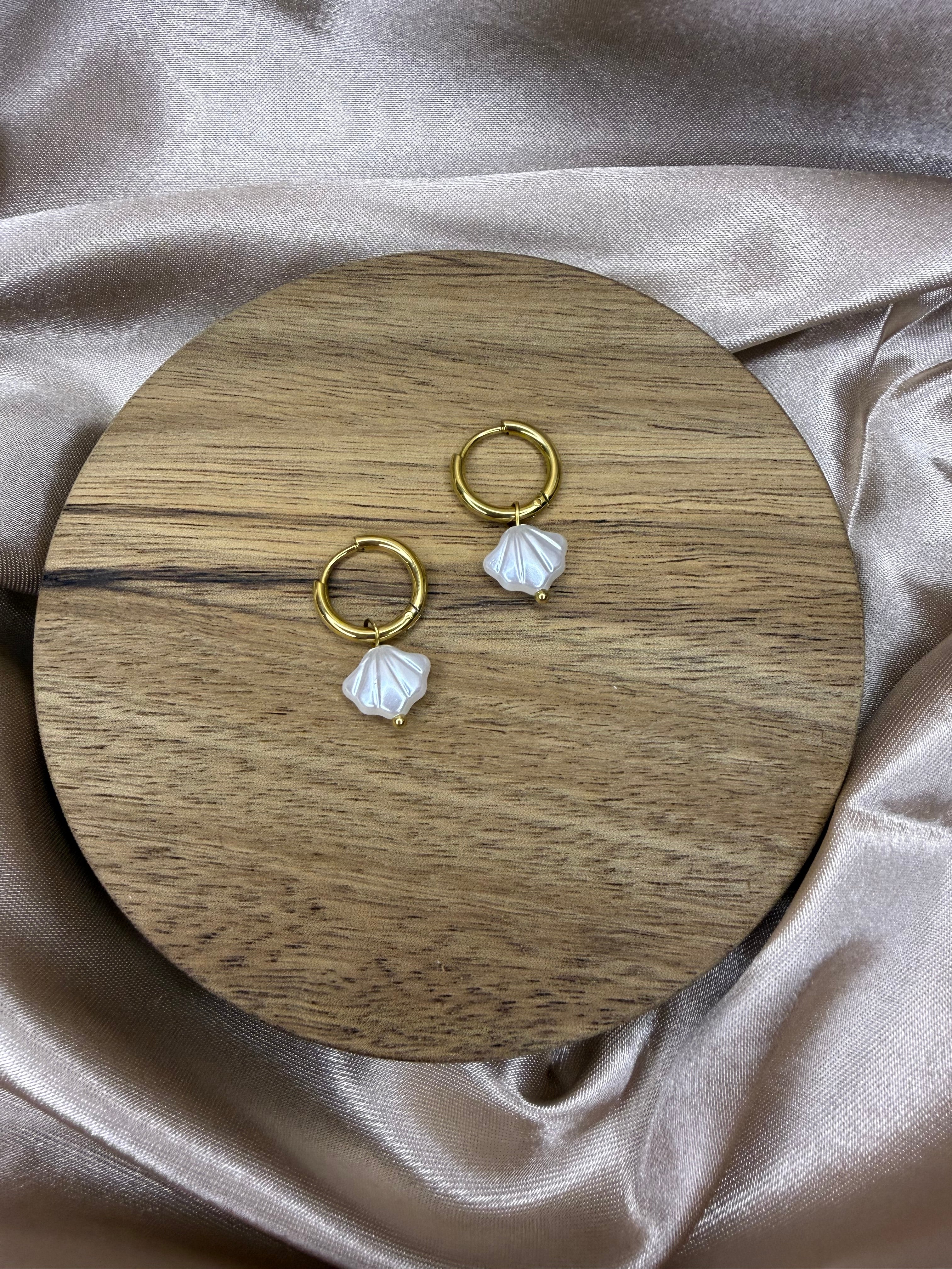 Boucles d’oreilles mini créoles avec perle en forme de coquillage