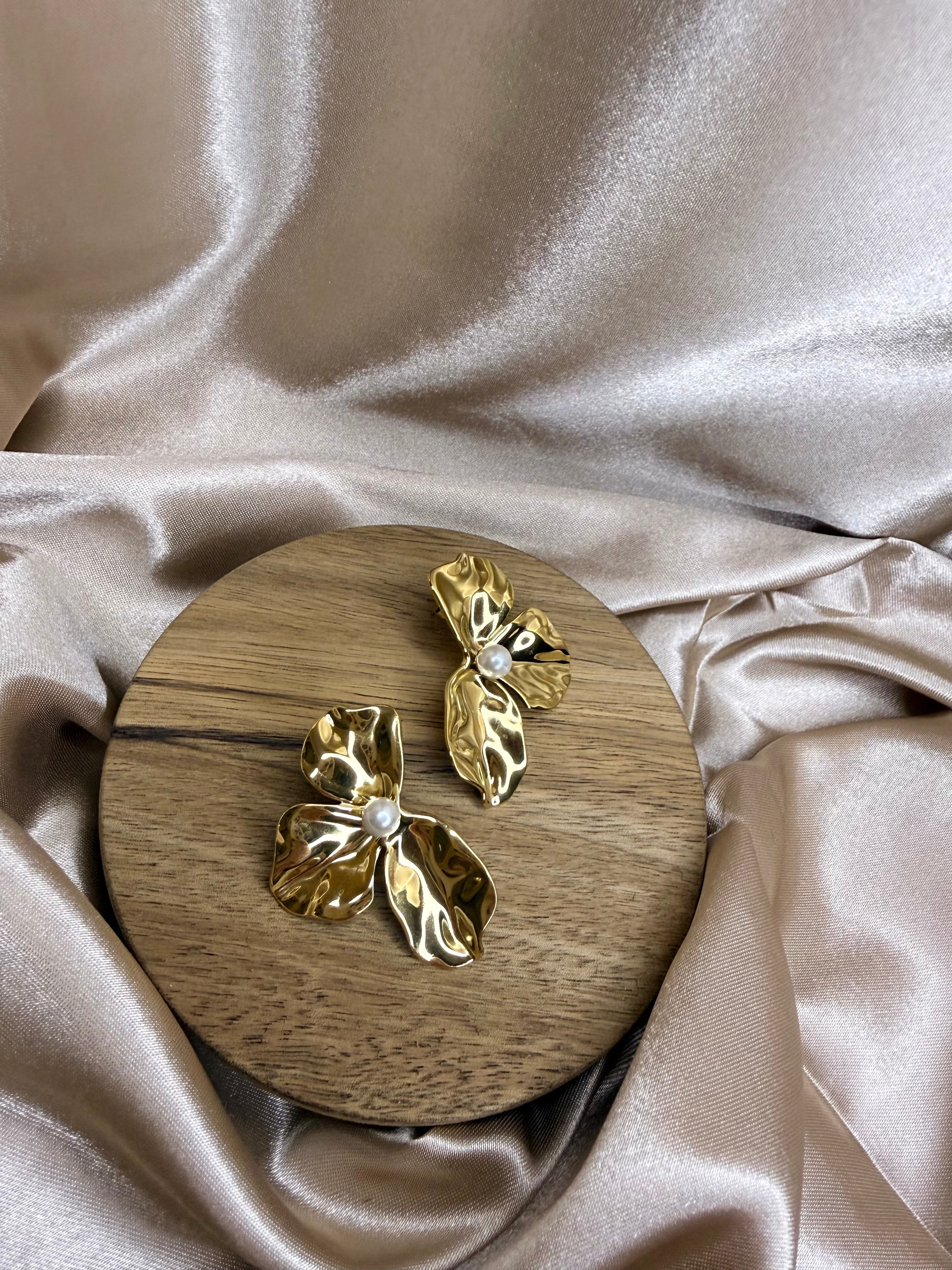 Boucles d’oreilles dorées demi-fleur et perle blanche
