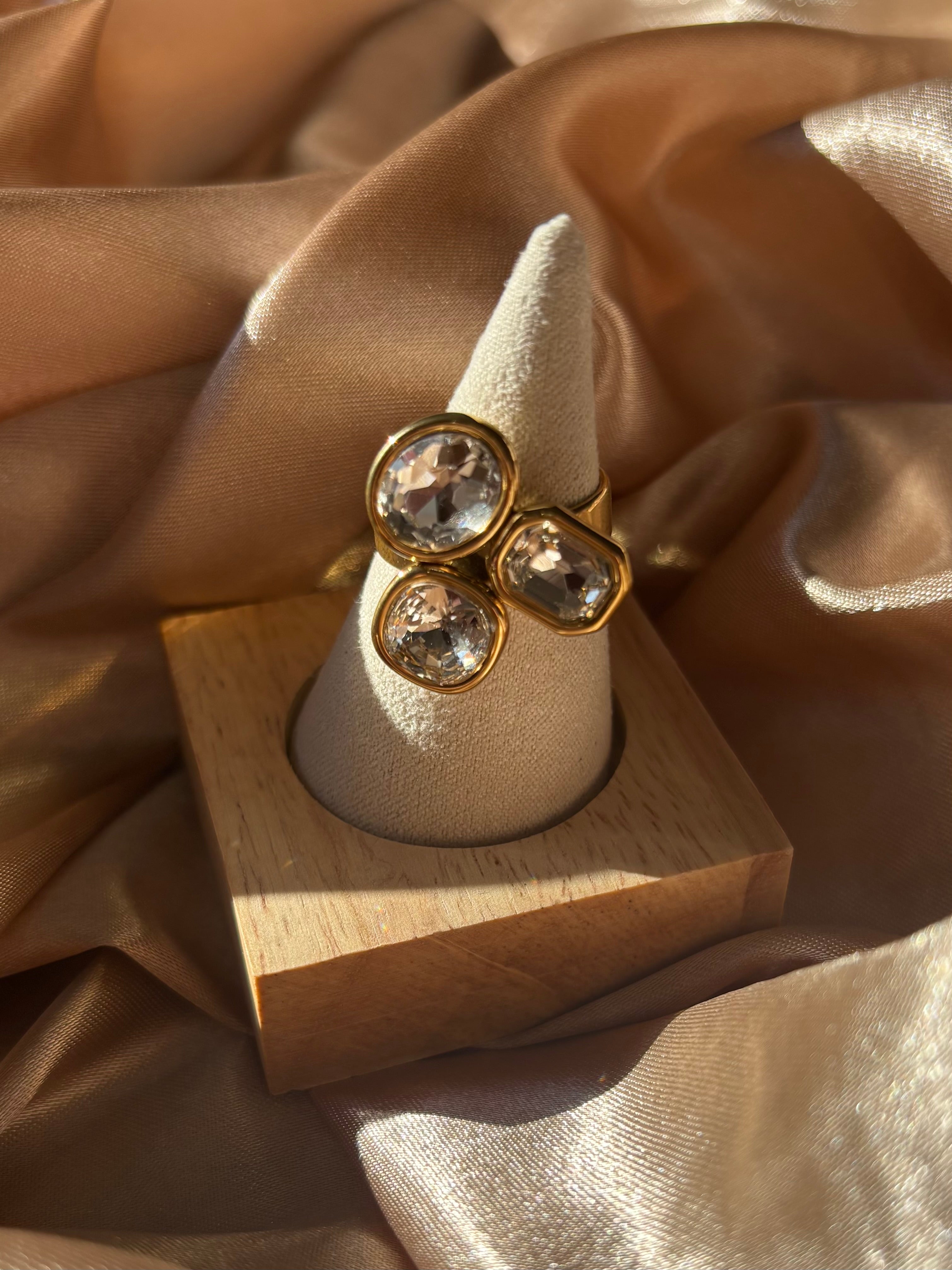 Bague dorée 3 strass de formes variées