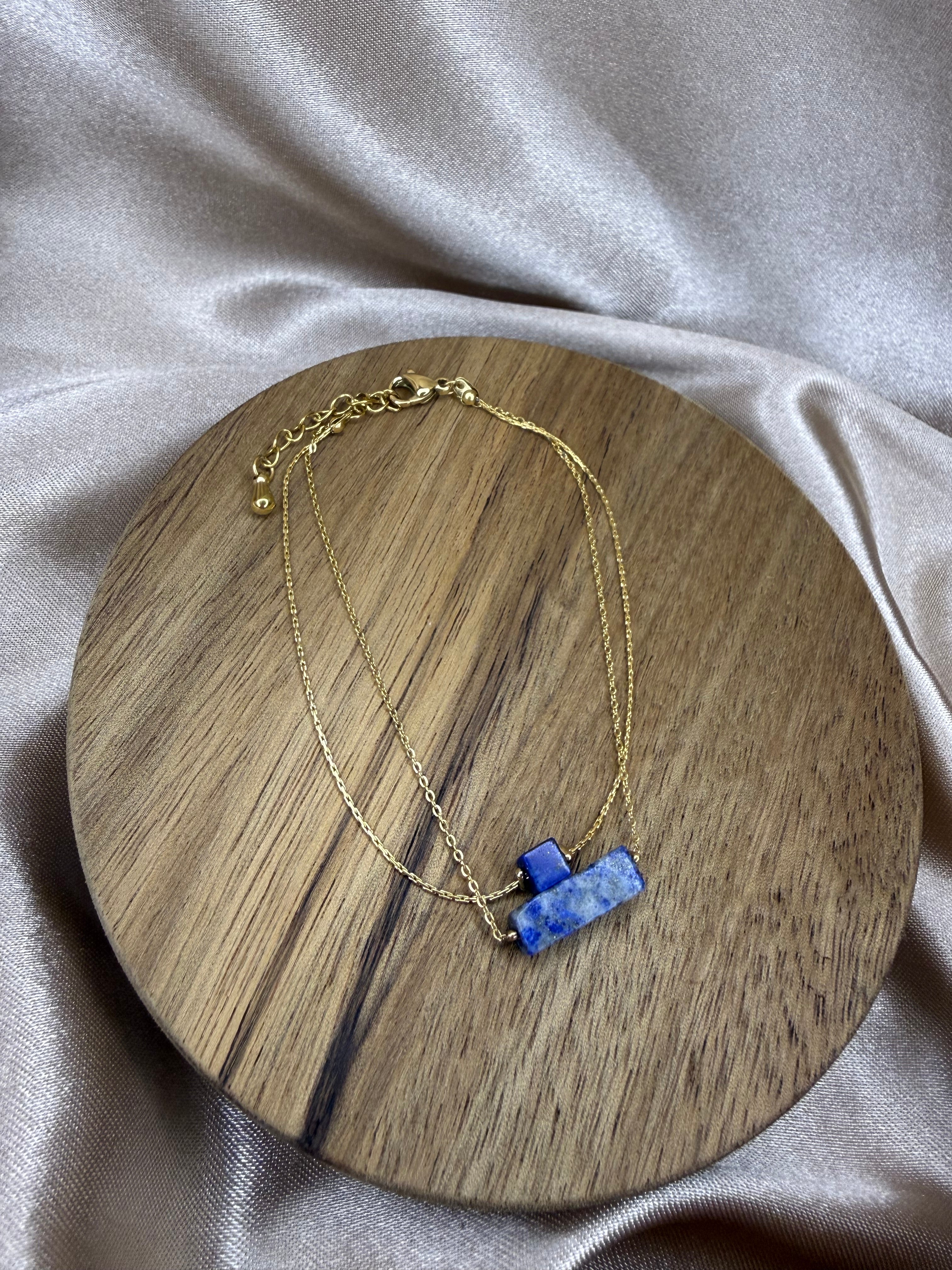 Bracelet en acier doré avec pierres de lapis-lazuli