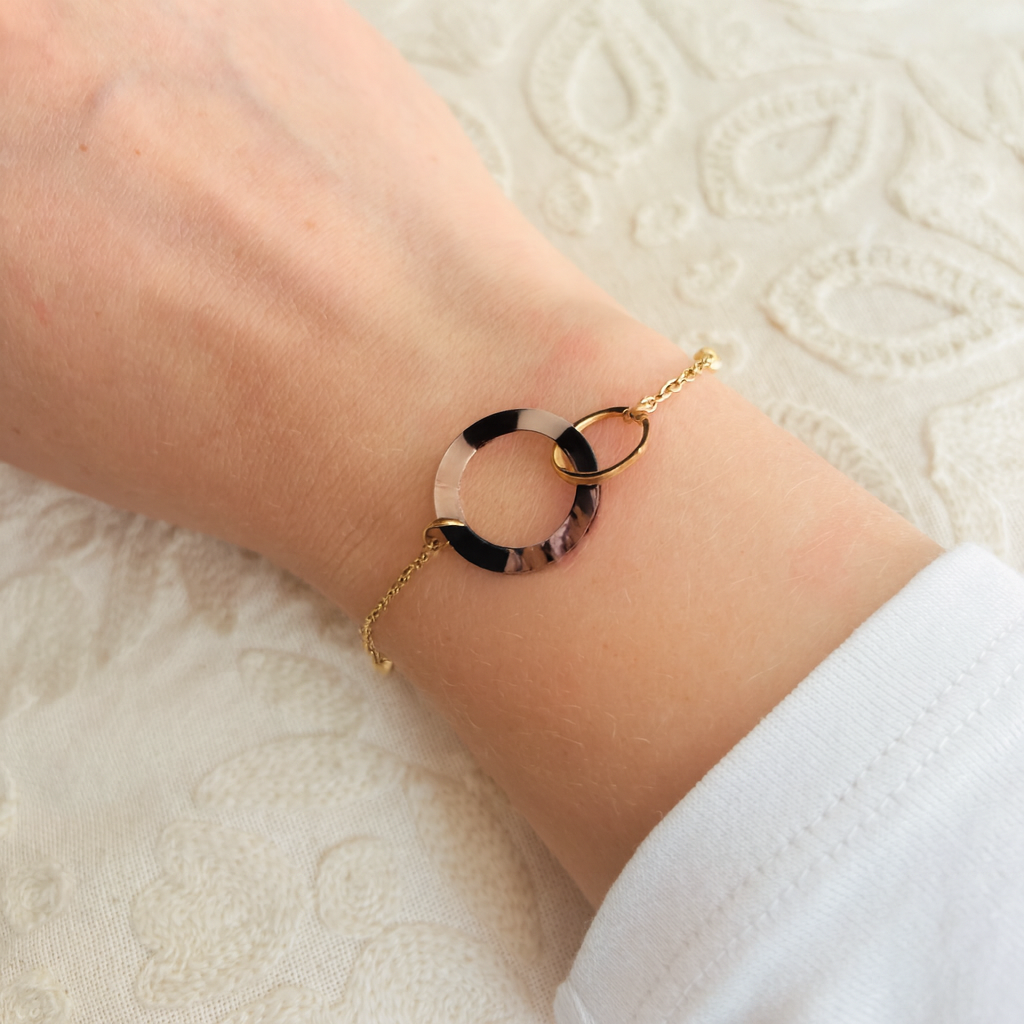 Bracelet chaîne dorée avec cercles animalier