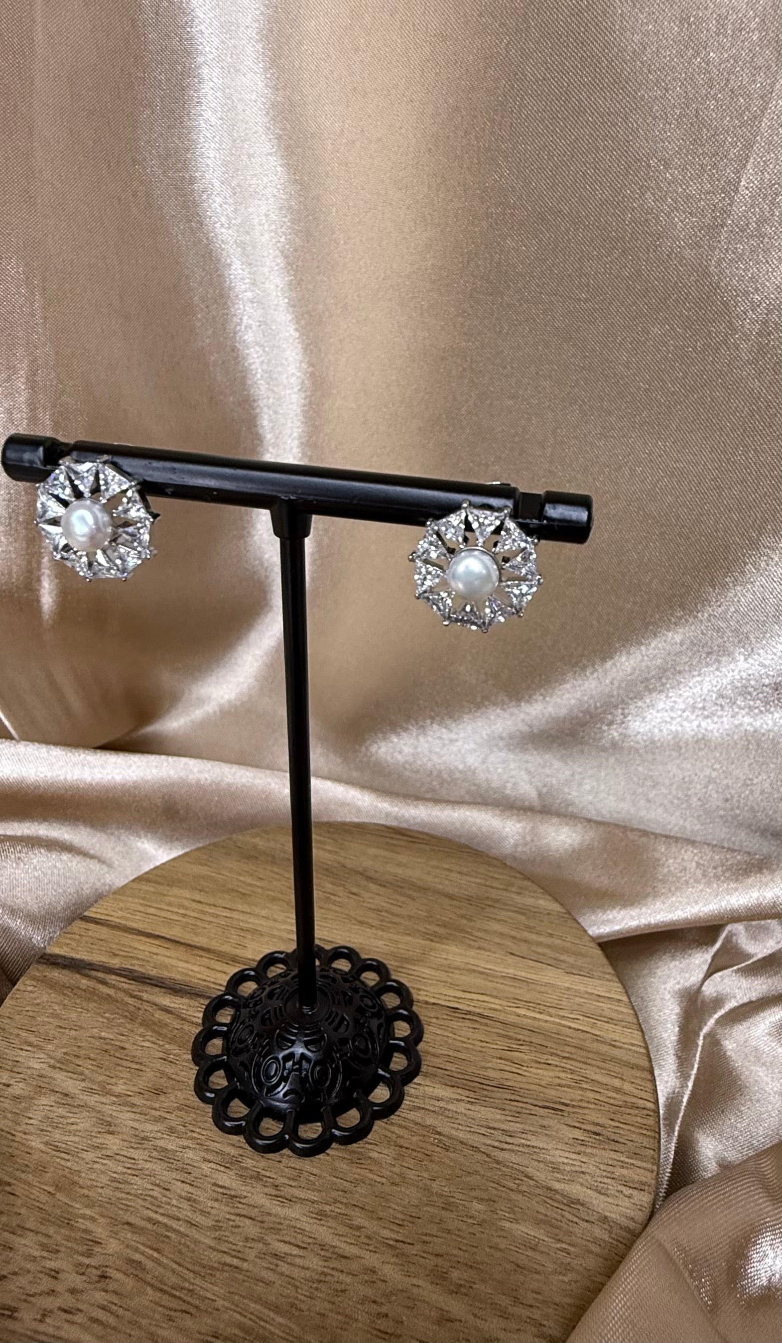 Boucles d'oreilles argentées, perle centrale ornée de strass triangulaires