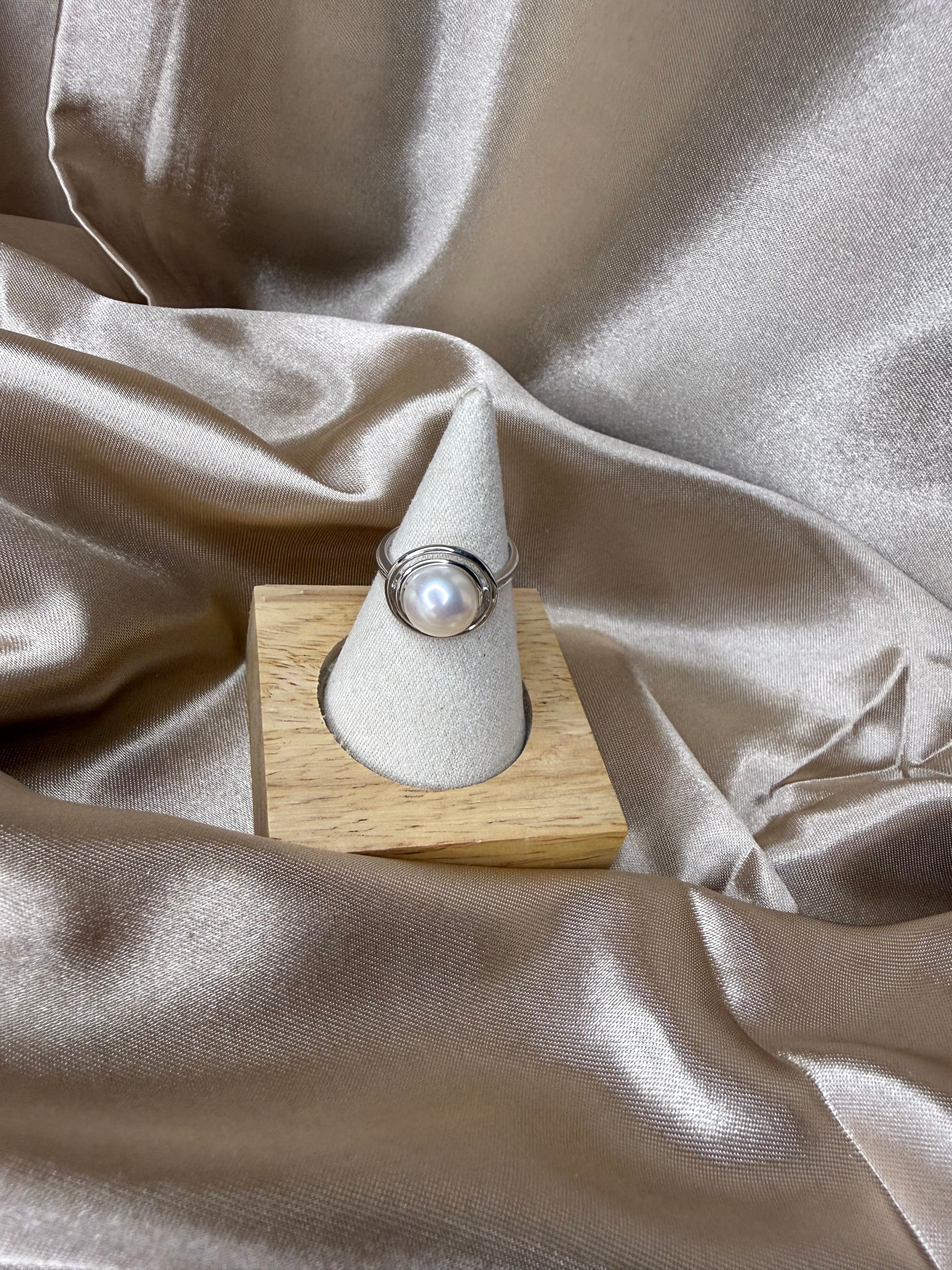 Bague ronde ajourée en argent rhodié avec perles de culture d’eau douce